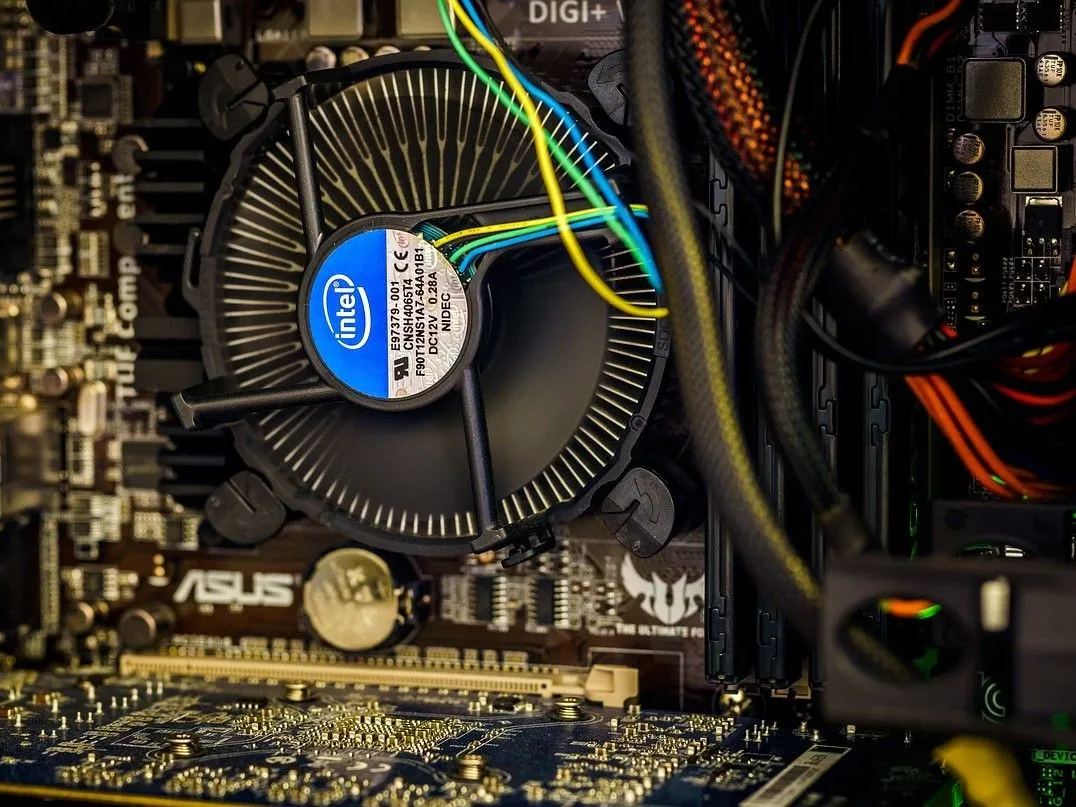 Bộ tản nhiệt CPU Intel gắn trên bo mạch chủ ASUS, minh họa cho việc cần vệ sinh máy tính định kỳ