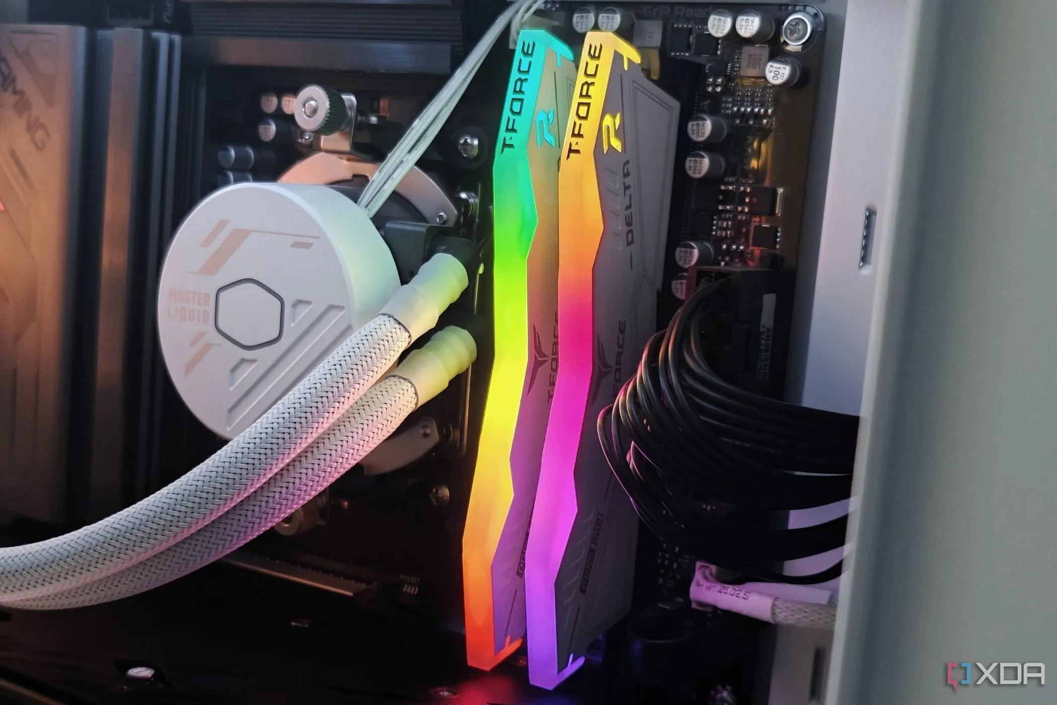 Bộ tản nhiệt CPU và RAM được lắp đặt và hoạt động trên bo mạch chủ