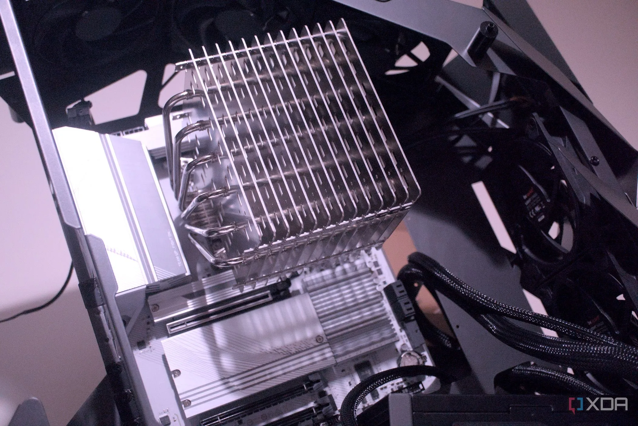 Bộ tản nhiệt khí Noctua NH-P1 khổng lồ được lắp đặt bên trong một vỏ case PC, thể hiện tầm quan trọng của không gian và tản nhiệt hiệu quả.