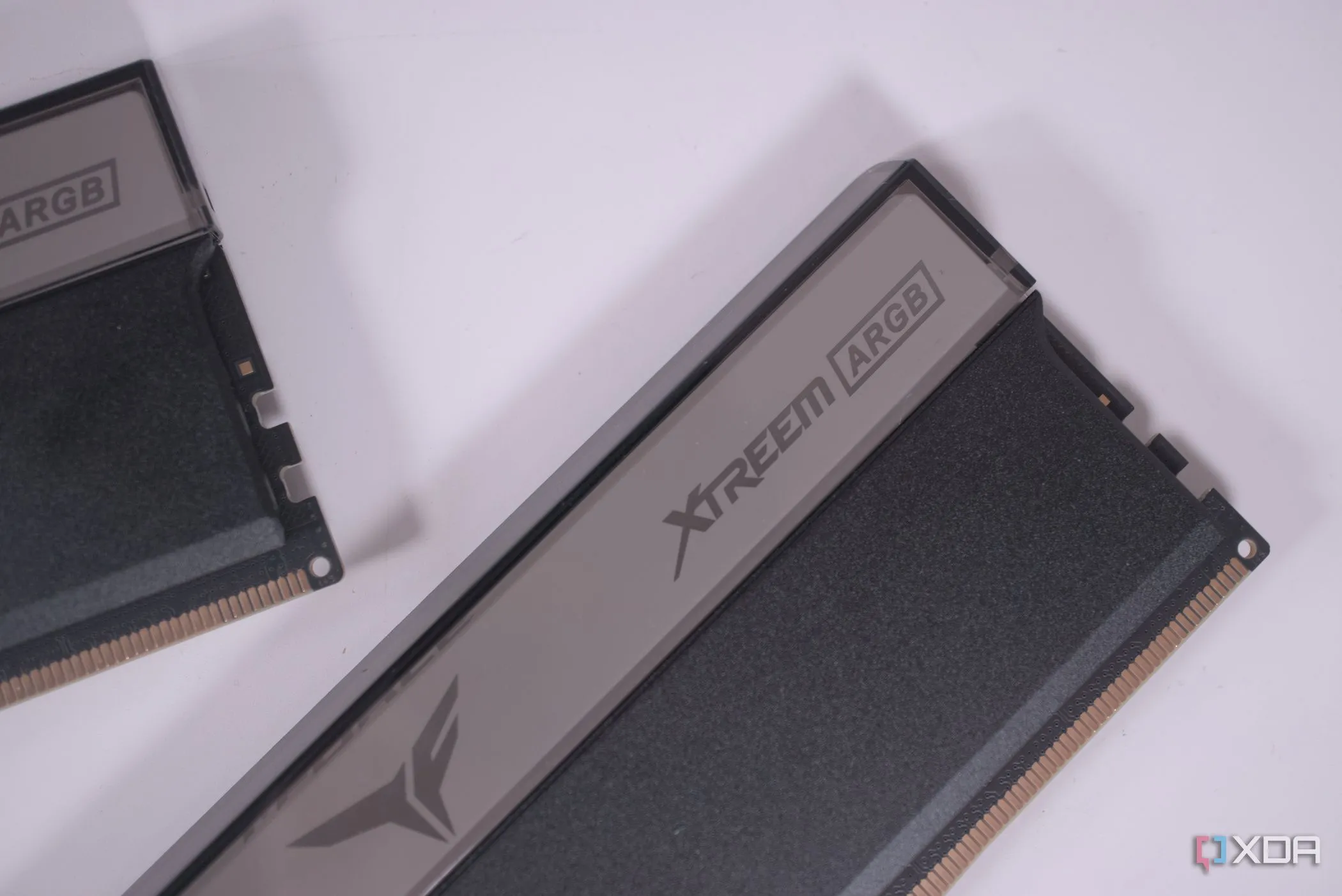 Bộ tản nhiệt RGB của RAM TeamGroup T-FORCE XTREE ARGB DDR5, tượng trưng cho vẻ đẹp và sức mạnh của bộ nhớ cao cấp
