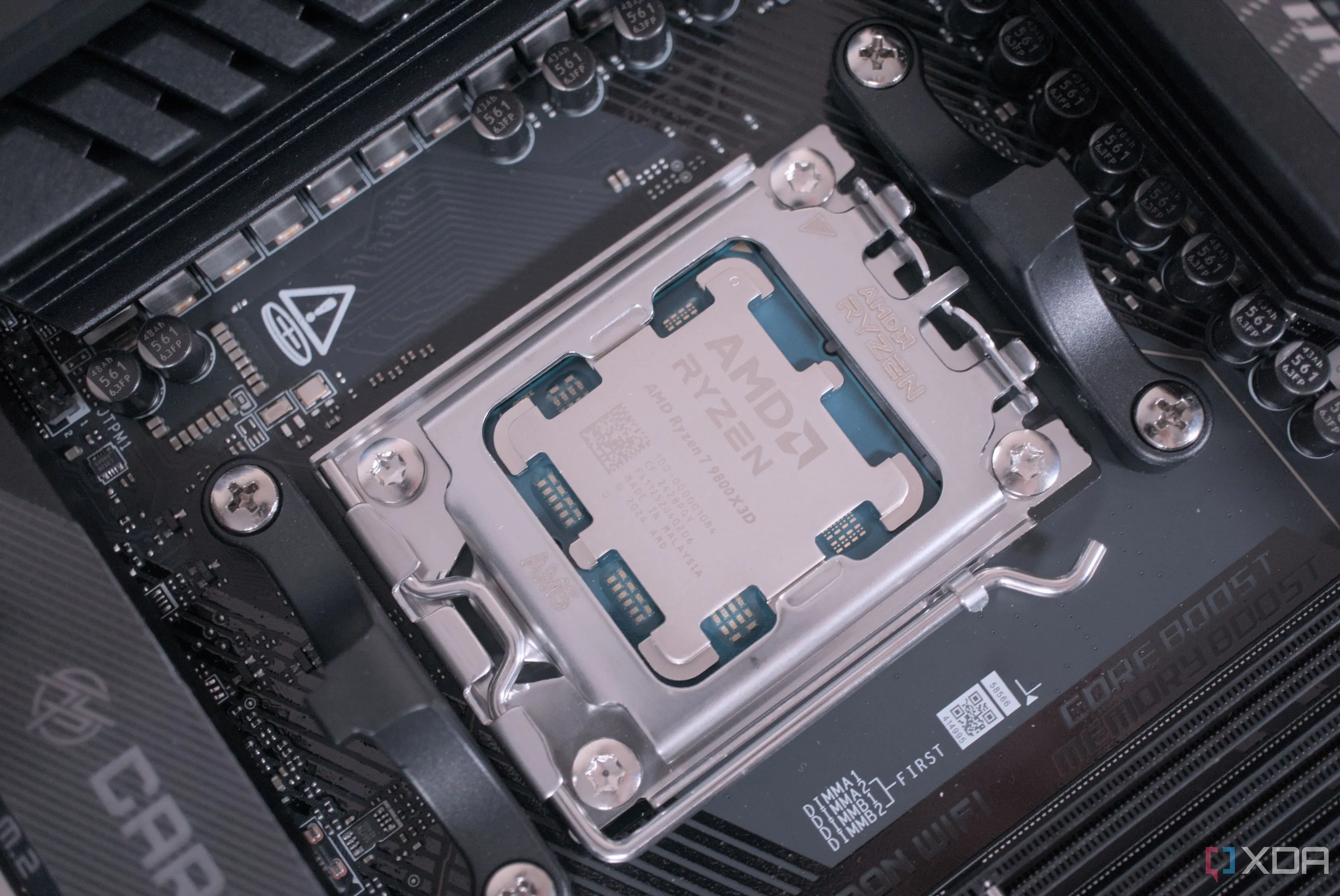 Bộ vi xử lý AMD Ryzen 7 9800X3D đã được lắp đặt, một CPU mạnh mẽ lý tưởng cho hiệu năng chơi game