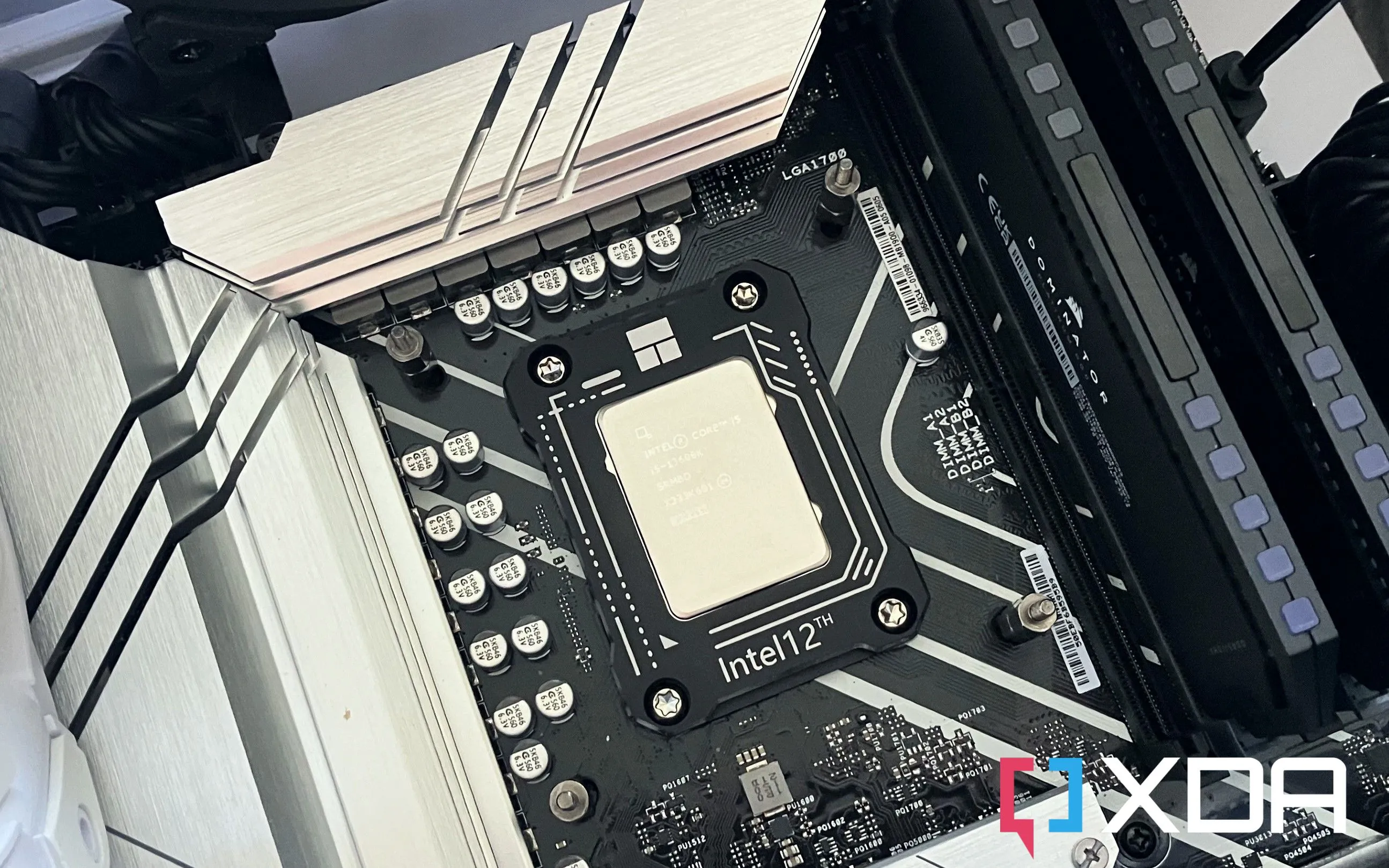 Bộ vi xử lý Intel Core i5-13600K trong socket bo mạch chủ, minh họa cho linh kiện PC có cơ chế bảo vệ khi ép xung