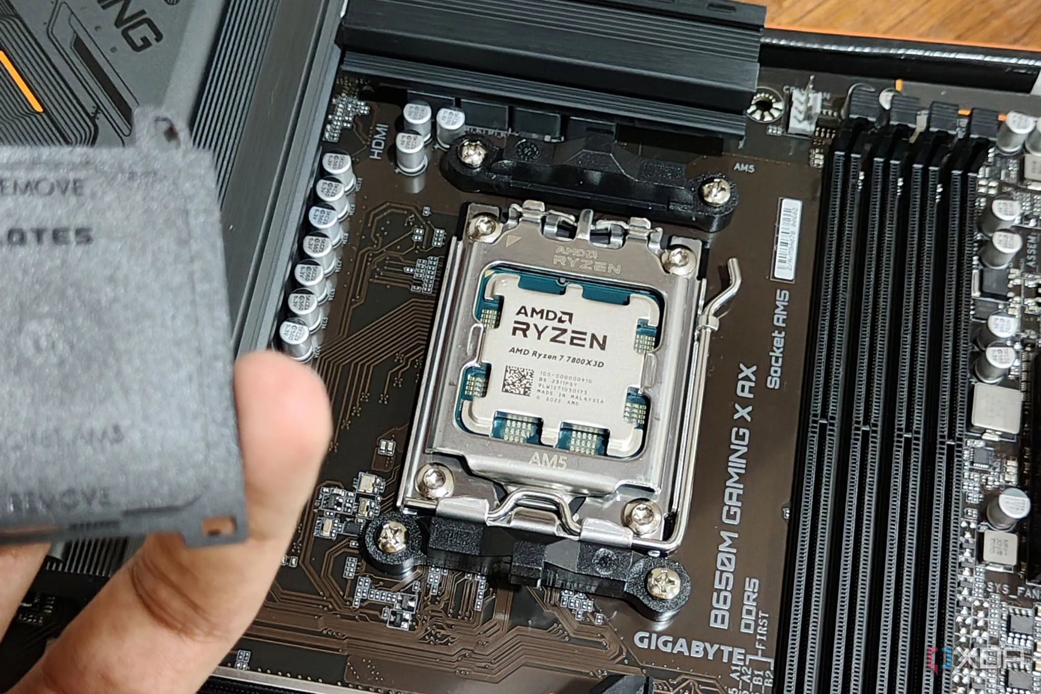 Bộ xử lý AMD Ryzen 7 7800X3D được cài đặt trên mainboard, một ví dụ về CPU gaming mạnh mẽ
