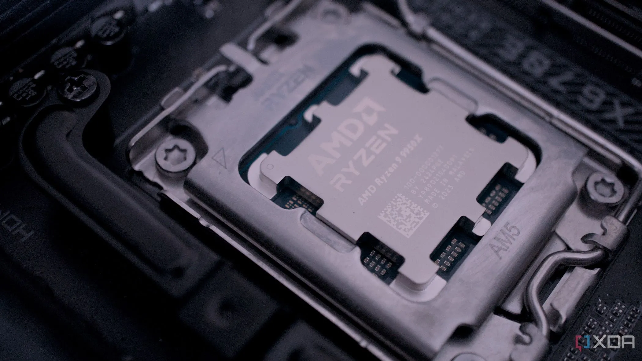 Bộ xử lý AMD Ryzen 9 9950X được lắp đặt trên bo mạch chủ, biểu tượng của hiệu năng cao và khả năng undervolt.