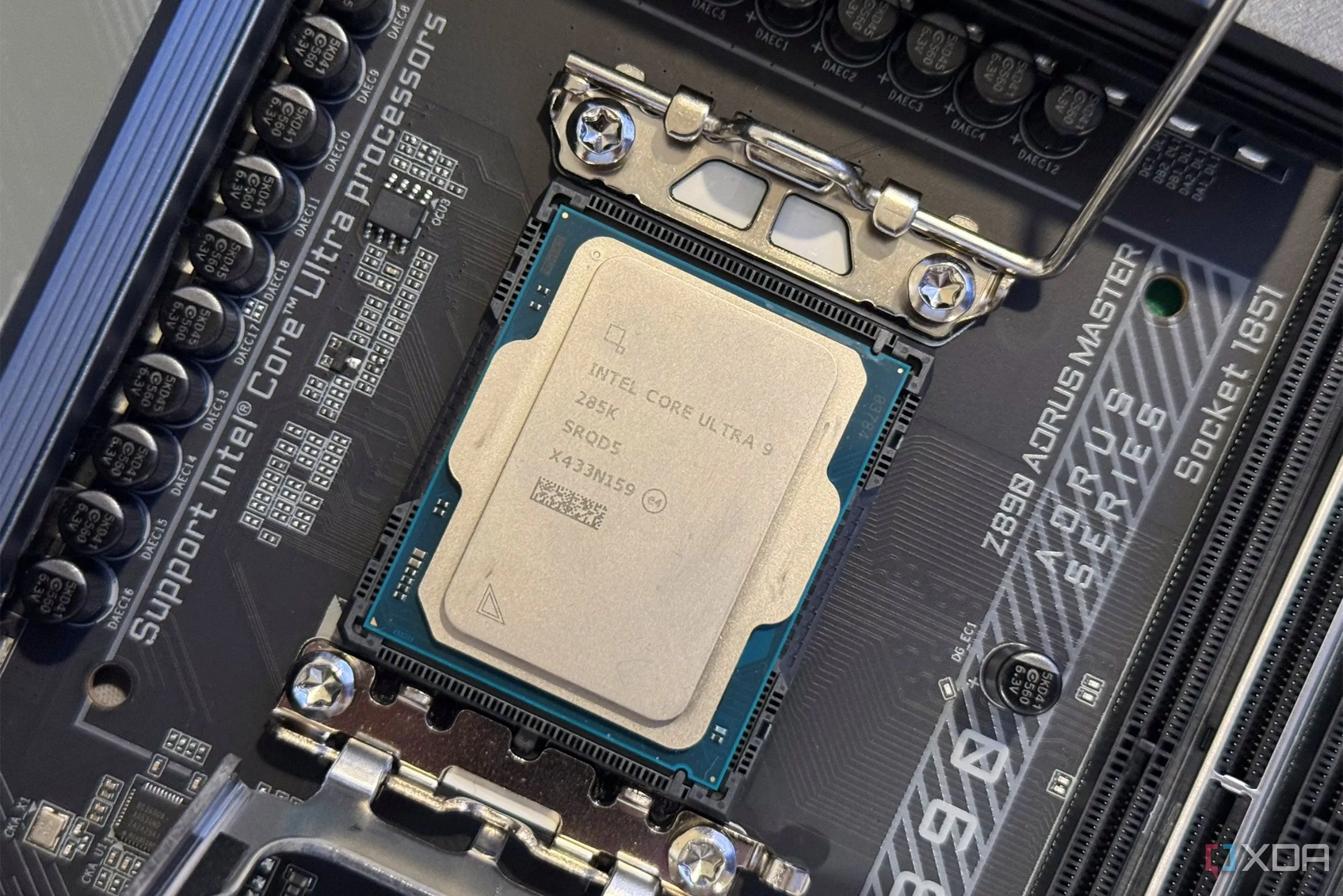 Bộ xử lý Intel Core Ultra 9 285K trên socket với kẹp giữ mở