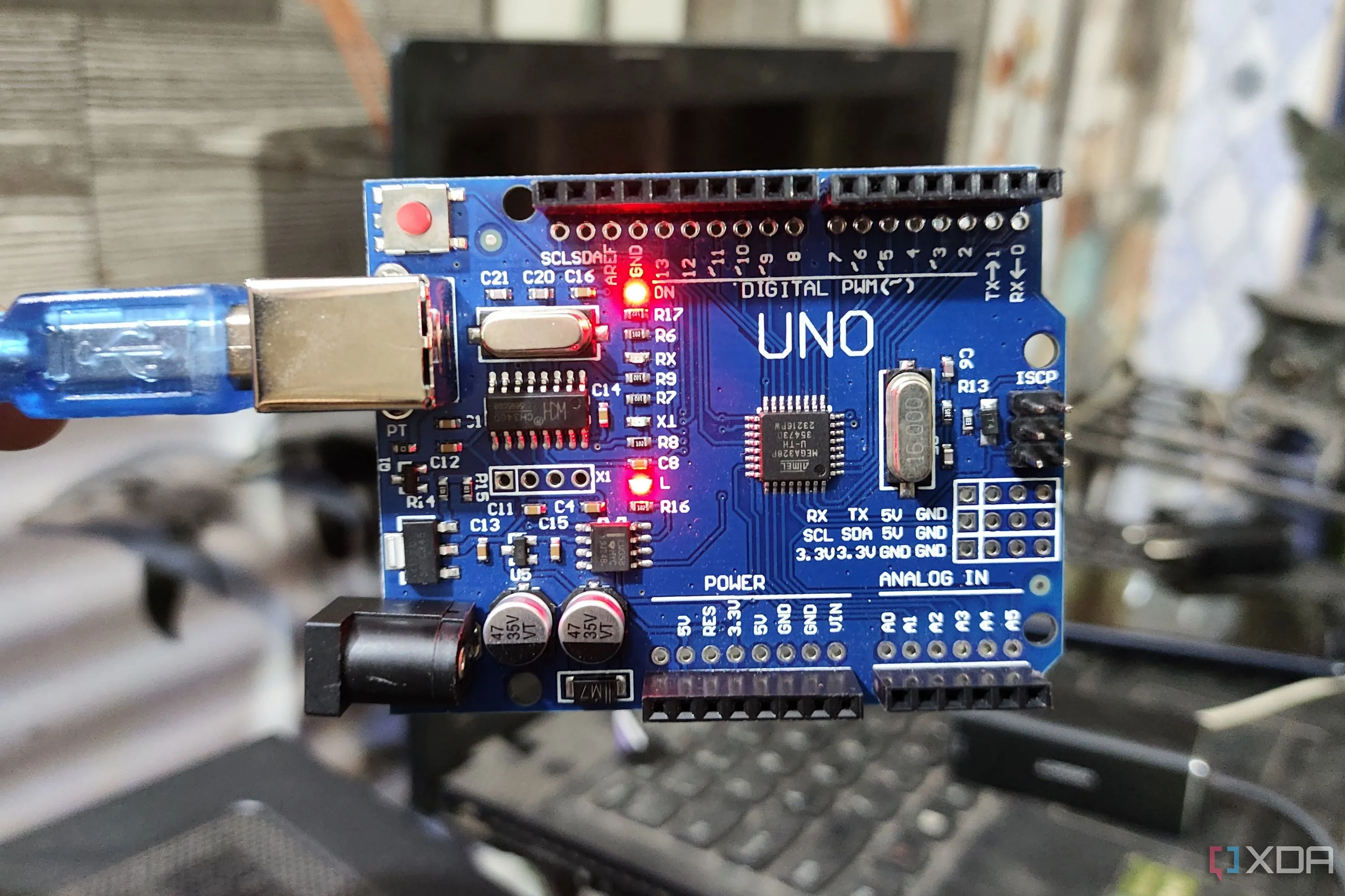 Board Arduino Uno với hai đèn LED đang sáng, thể hiện khả năng lập trình điều khiển đơn giản