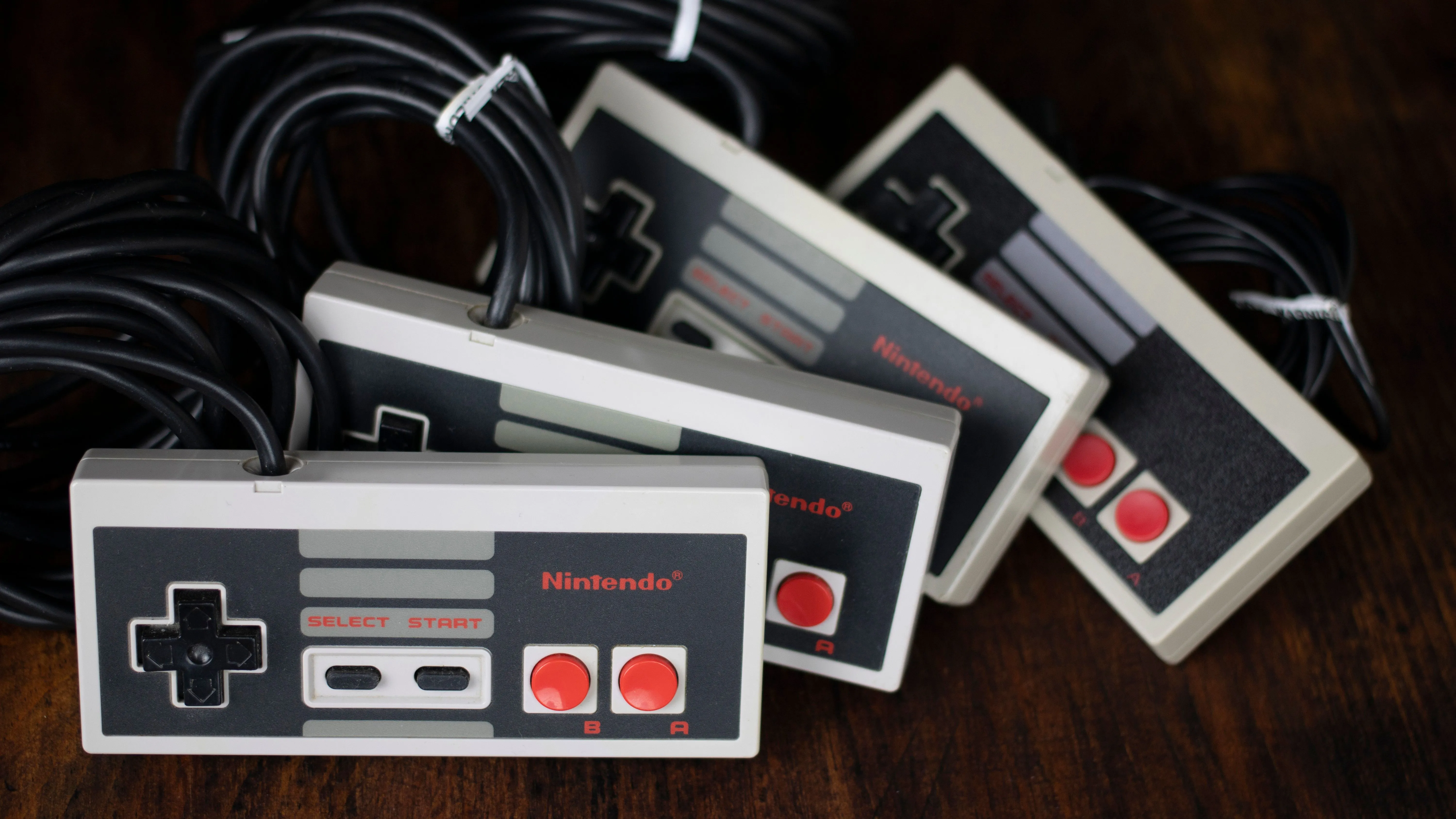 Bốn tay cầm NES cổ điển, biểu tượng của kỷ nguyên game retro và sự phát triển của controller