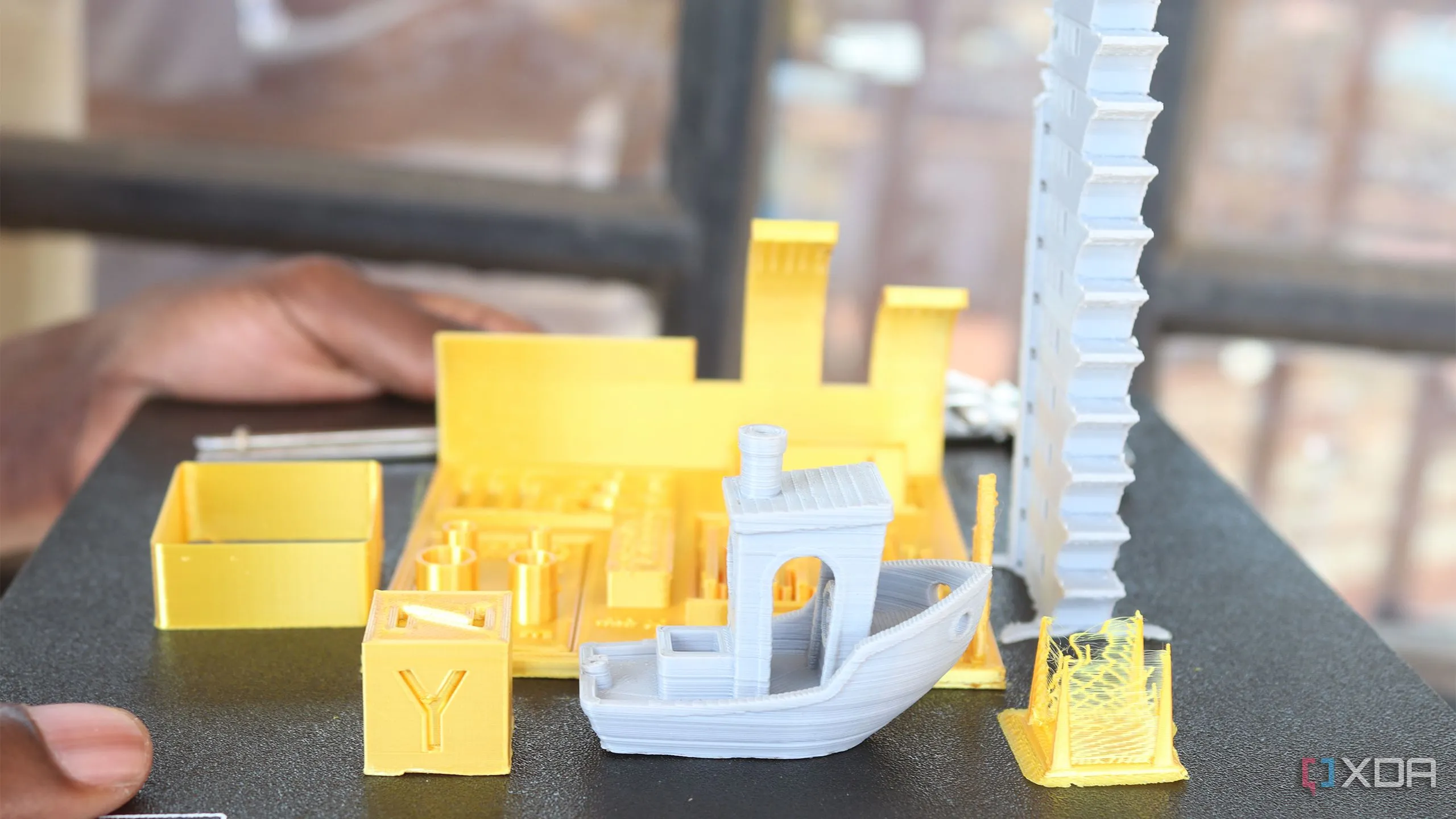 Các bản in 3D thử nghiệm trên bàn in sau khi điều chỉnh để khắc phục lỗi
