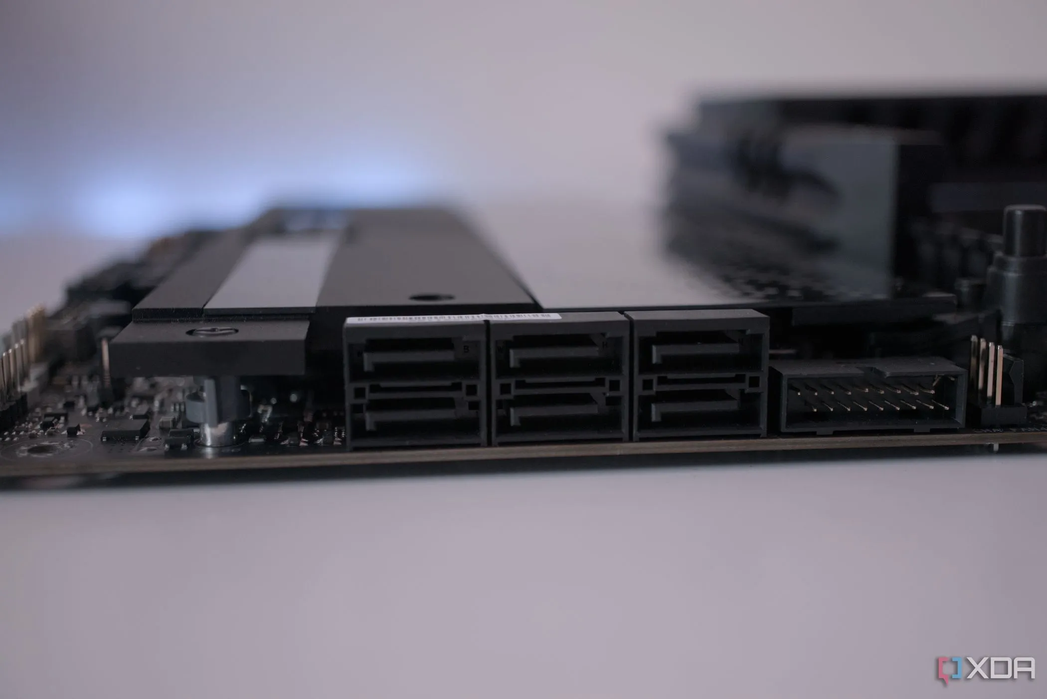 Các cổng SATA trên bo mạch chủ ASUS ROG Crosshair X670E Hero