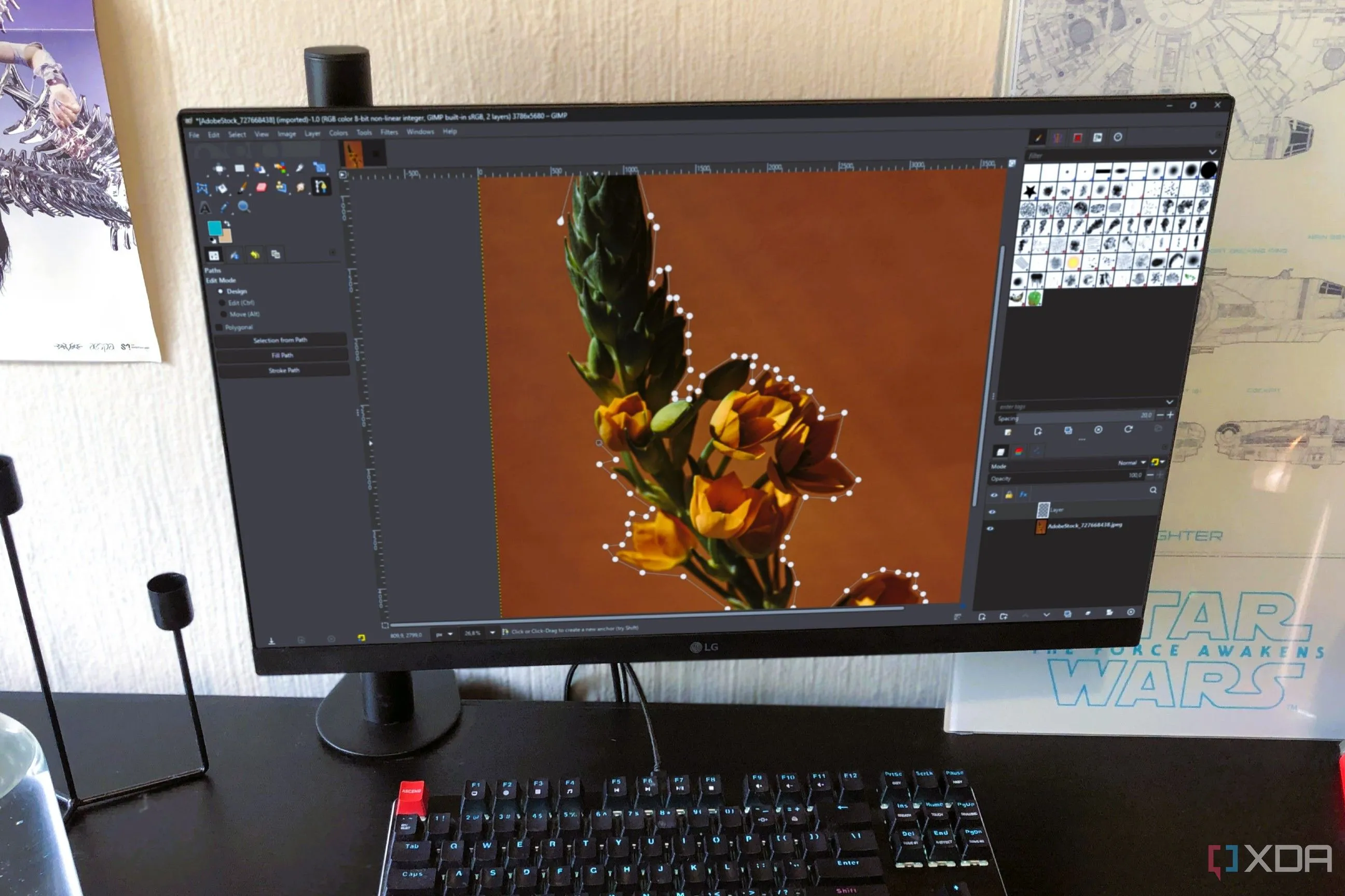 Các cửa sổ chỉnh sửa của GIMP trên màn hình máy tính, thể hiện tính năng mạnh mẽ của phần mềm mã nguồn mở
