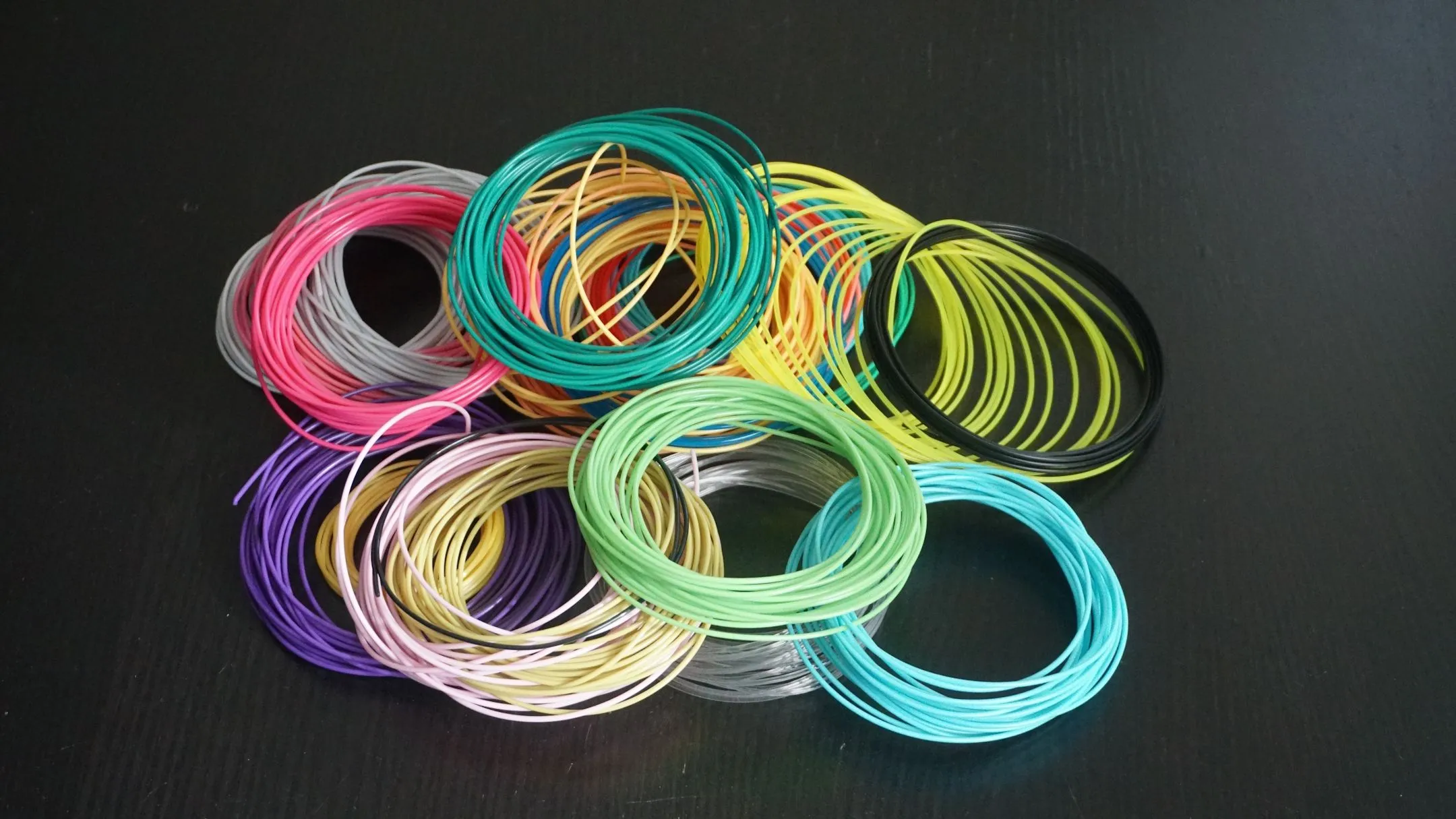 Các cuộn sợi nhựa filament in 3D với nhiều màu sắc, vật liệu tiêu hao phổ biến