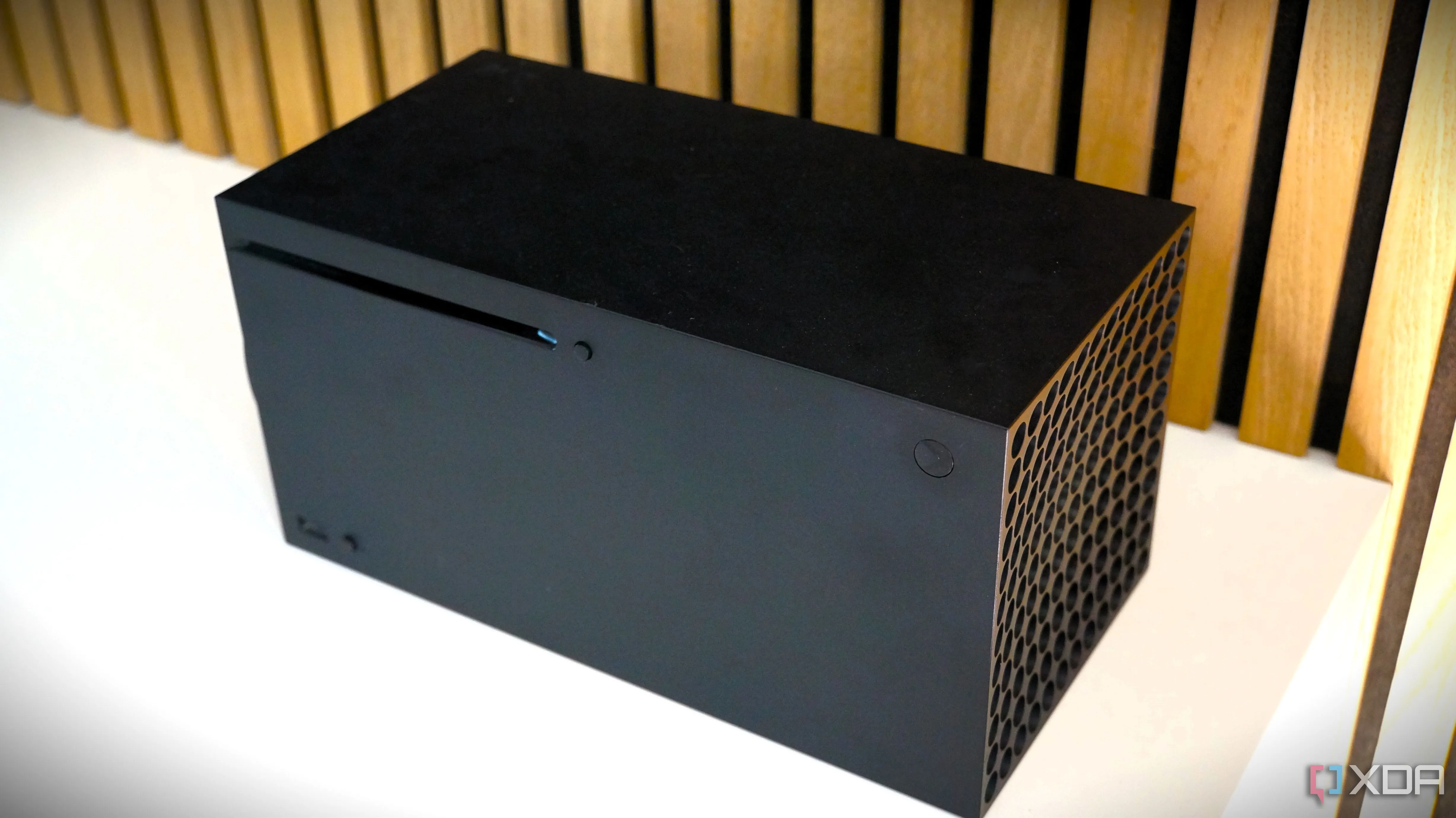 Các hộp máy chơi game Xbox Series X và Xbox Series S xếp cạnh nhau, minh họa sự đa dạng thế hệ Xbox