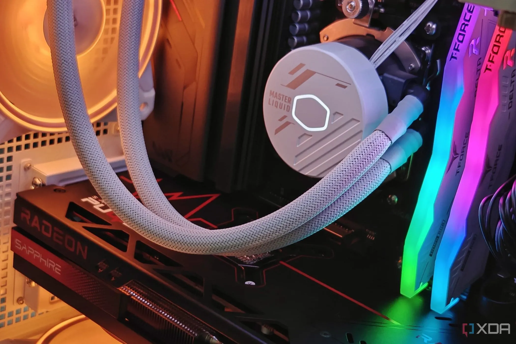 Các linh kiện bên trong máy tính chơi game với đèn RGB sáng