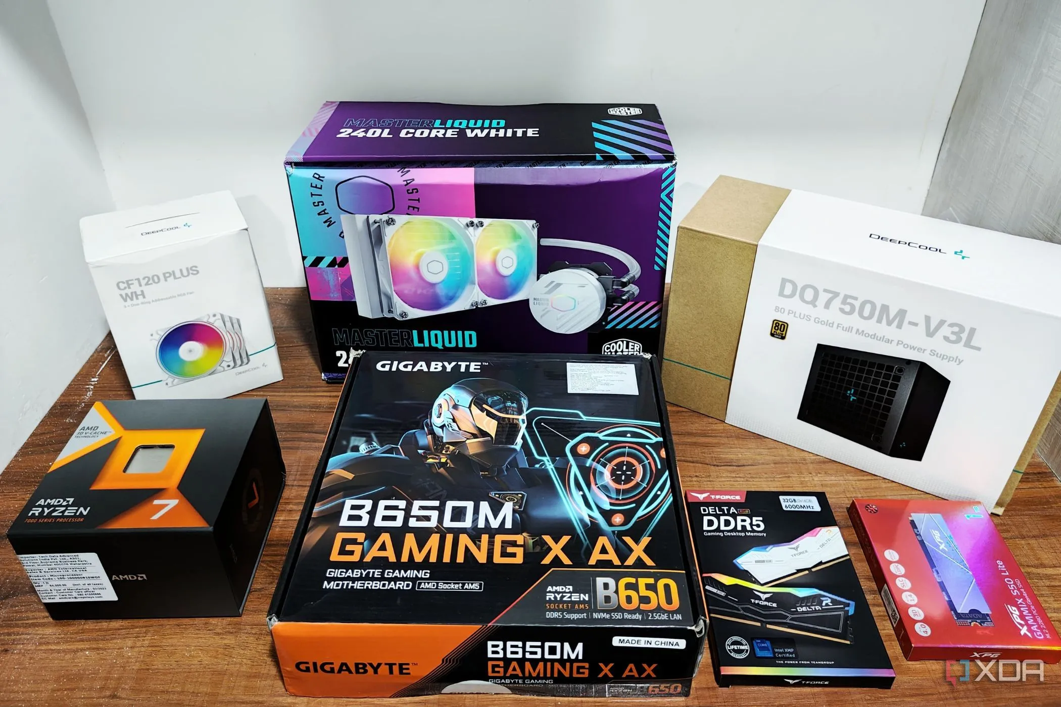 Các linh kiện PC gaming mới nguyên hộp trên bàn, tượng trưng cho quá trình lựa chọn và lắp ráp cấu hình cân bằng.