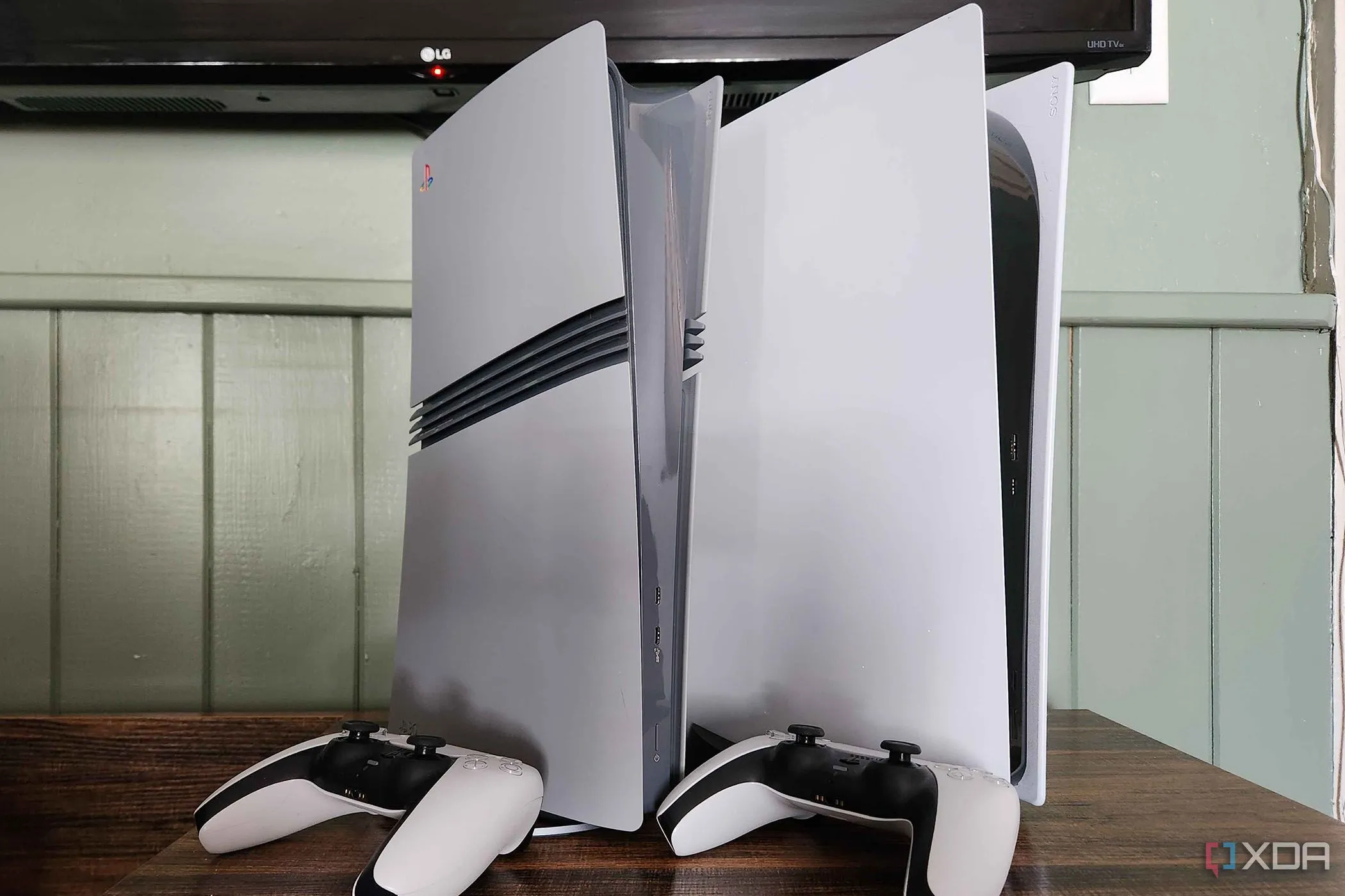 Các máy chơi game PlayStation 5 và tay cầm trên bàn