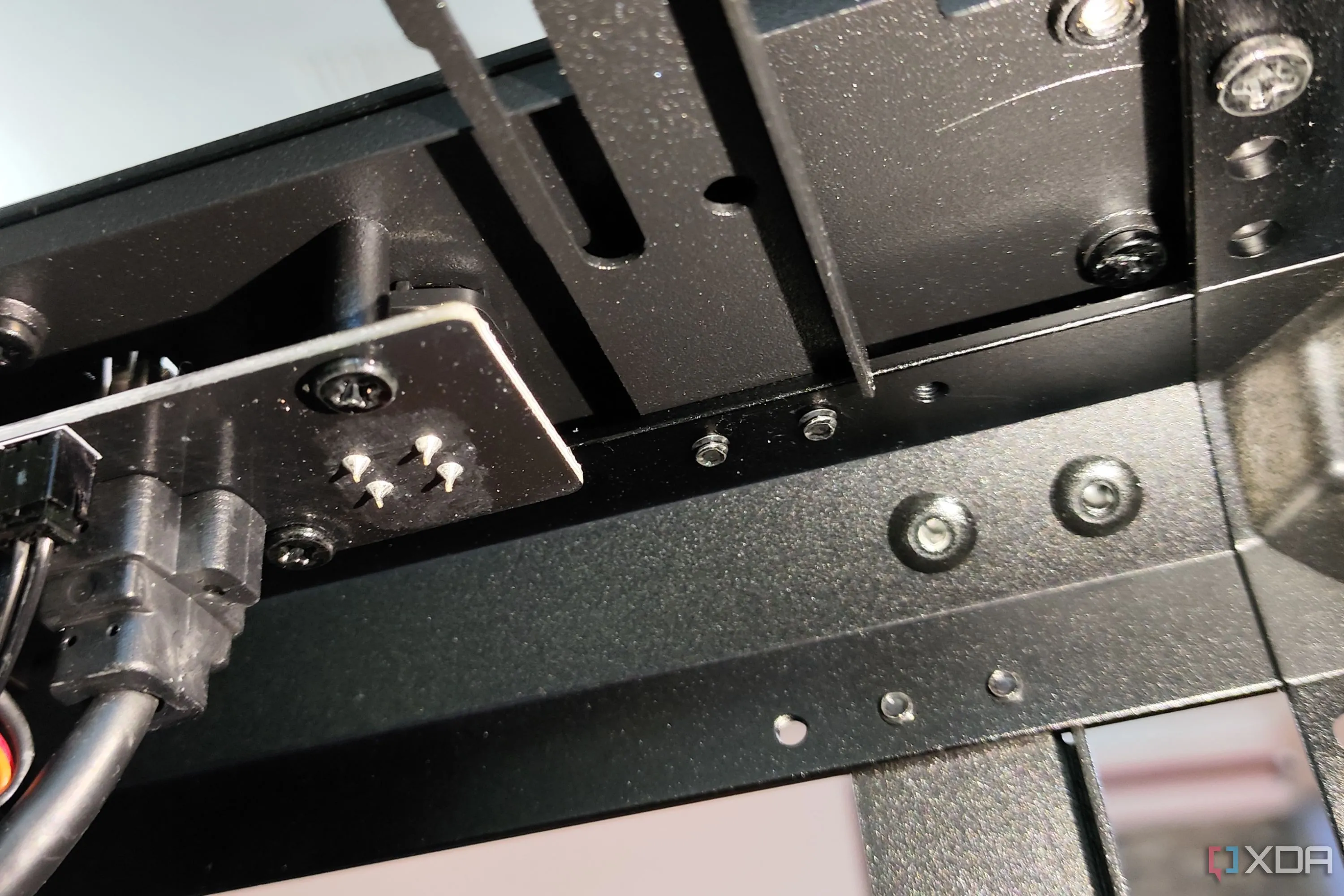 Các ốc vít dưới cổng IO mặt trước của Cooler Master MasterFrame 600