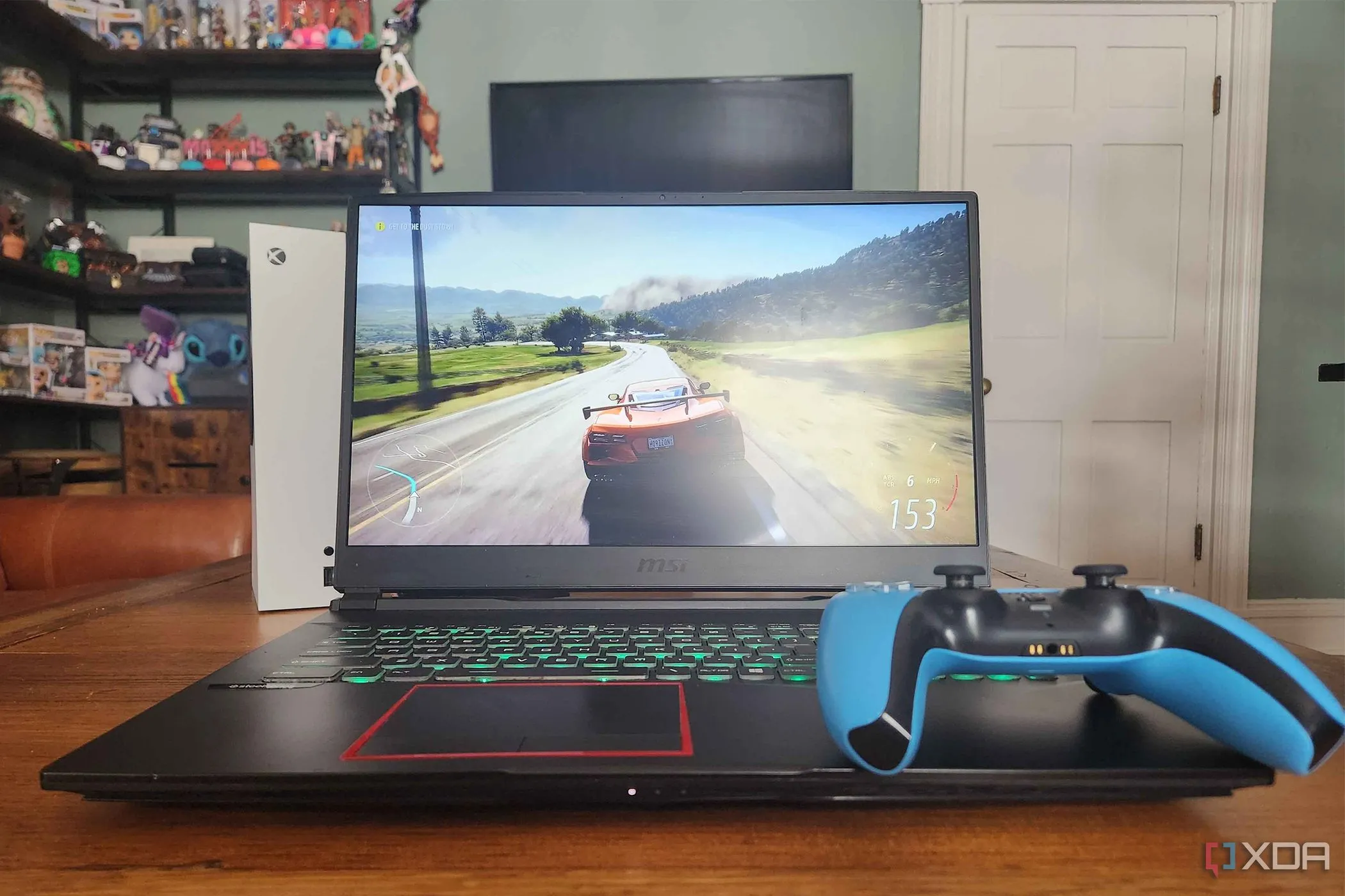Các thiết bị chơi game gồm Xbox Series S, laptop và tay cầm PlayStation, biểu trưng cho sự đa dạng và phát triển không ngừng của ngành công nghiệp game hiện nay.