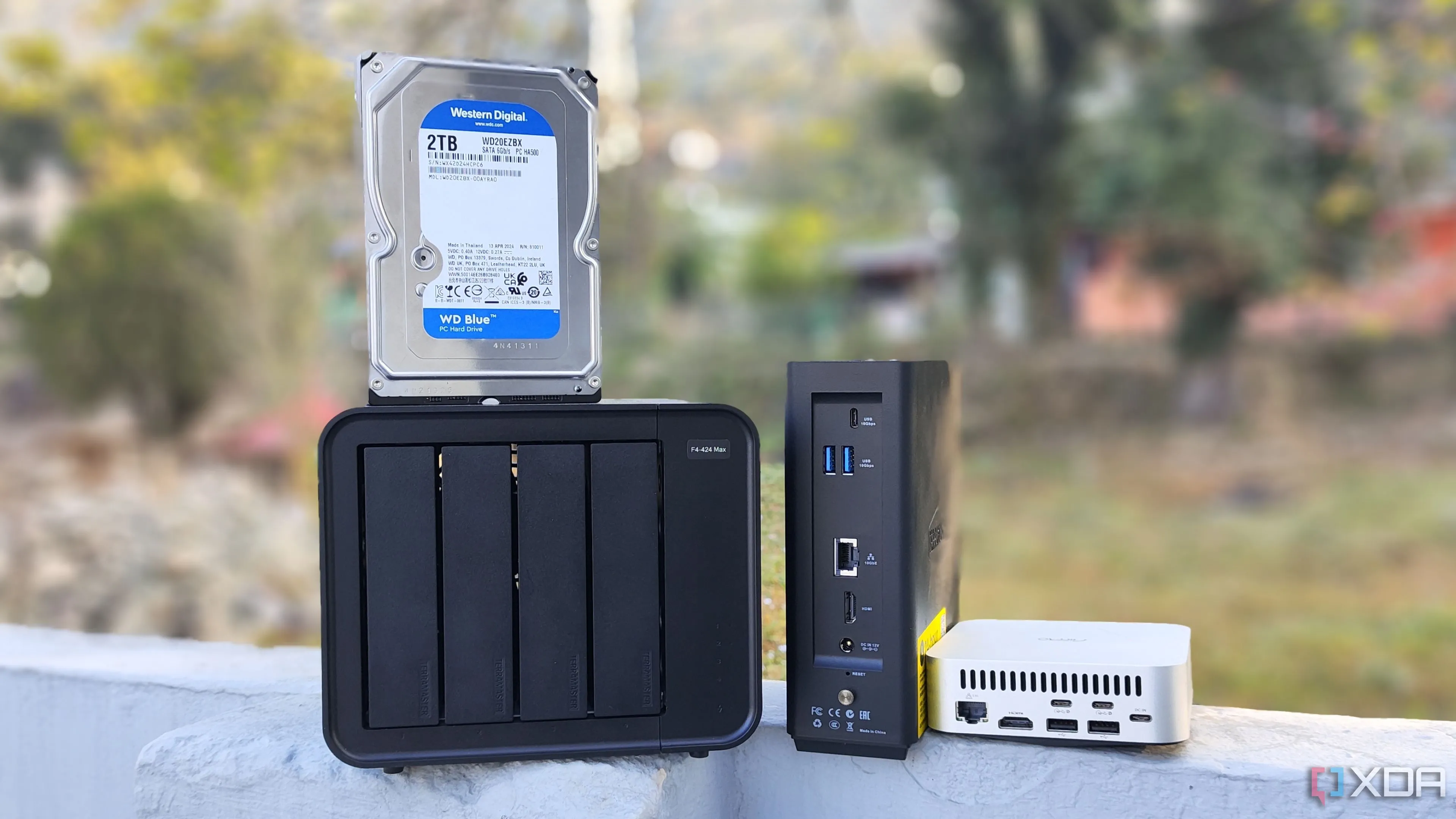 Các thiết bị lưu trữ NAS từ TerraMaster và Aiffro đặt cạnh nhau, minh họa giải pháp backup dữ liệu mạng tập trung