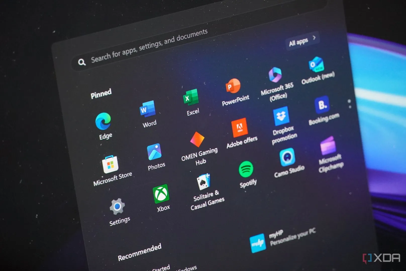Các ứng dụng cài đặt sẵn và quảng cáo hiển thị trong giao diện Windows 11, một điểm gây khó chịu cho người dùng.