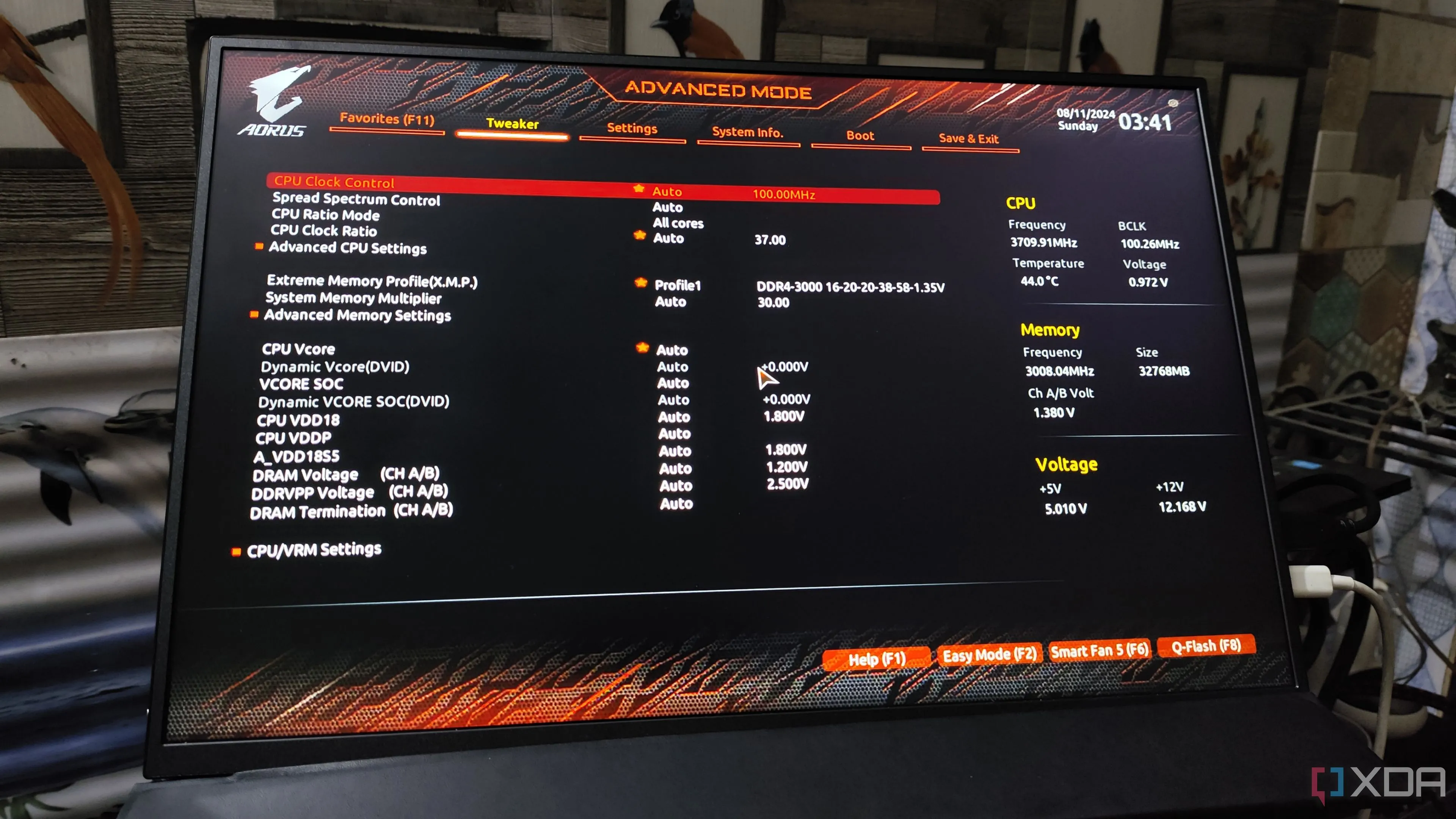Cài đặt ép xung (overclock) CPU và bộ nhớ trong giao diện BIOS của bo mạch chủ Gigabyte, cho phép người dùng tăng hiệu suất miễn phí