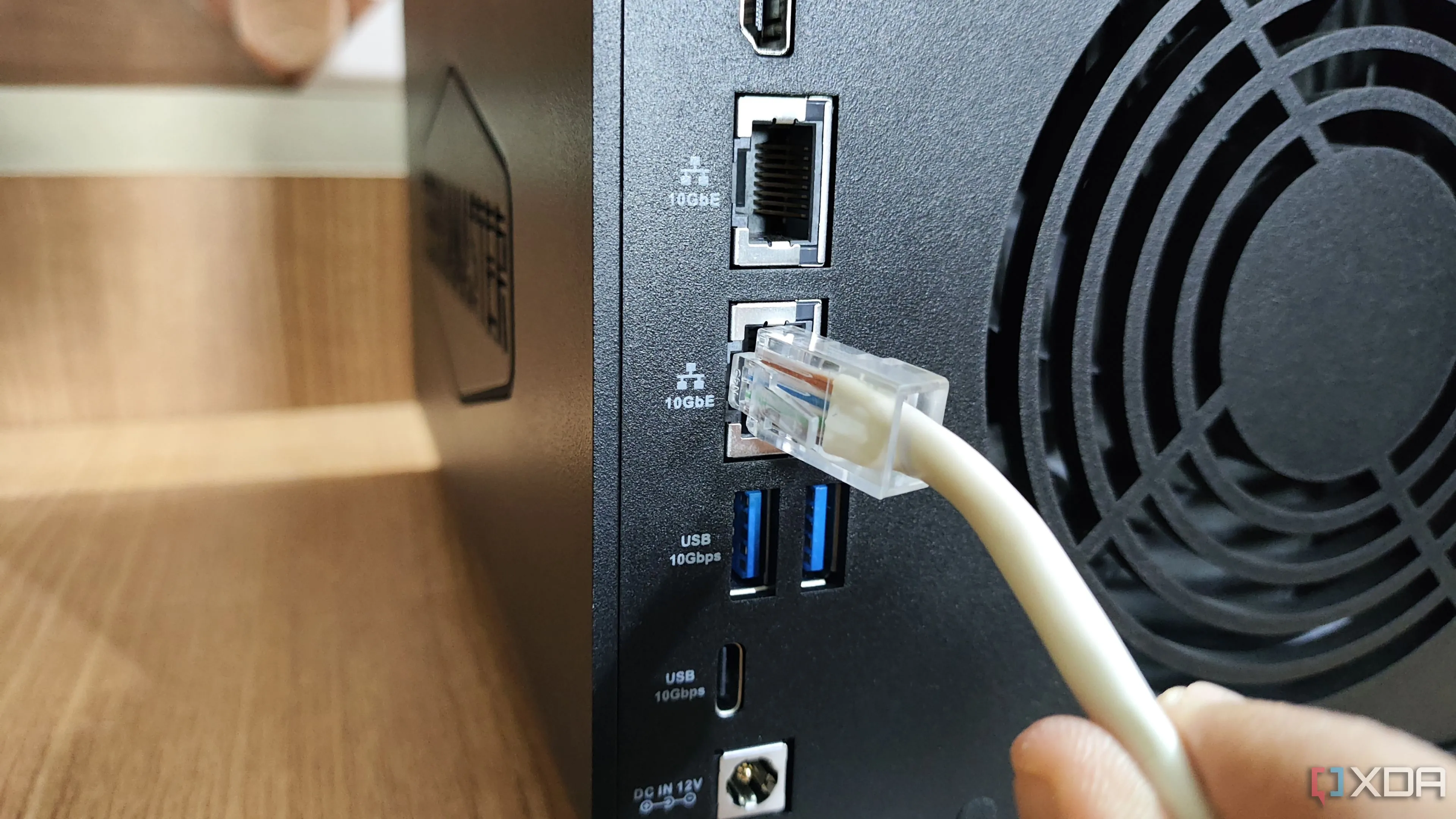 Cắm cáp Ethernet vào cổng LAN 10GbE trên thiết bị NAS TerraMaster F4-424 Max, minh họa việc đi dây