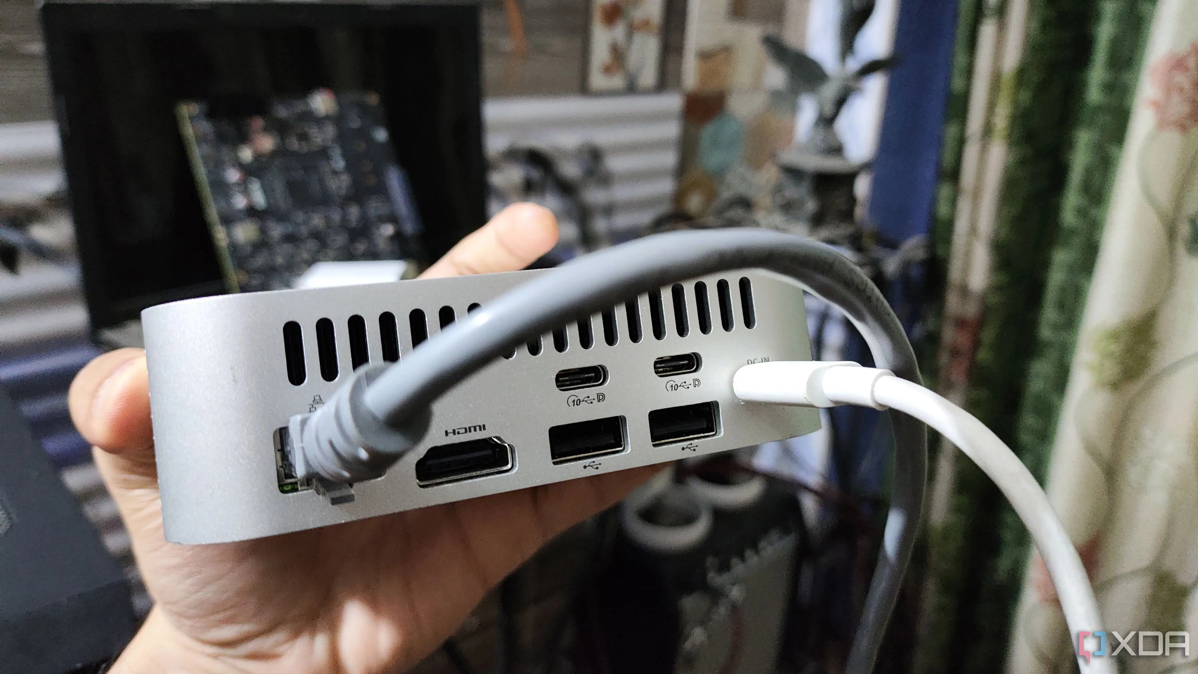 Cắm cáp Ethernet vào NAS, minh họa kết nối mạng cơ bản và khả năng hỗ trợ PoE của cổng RJ45