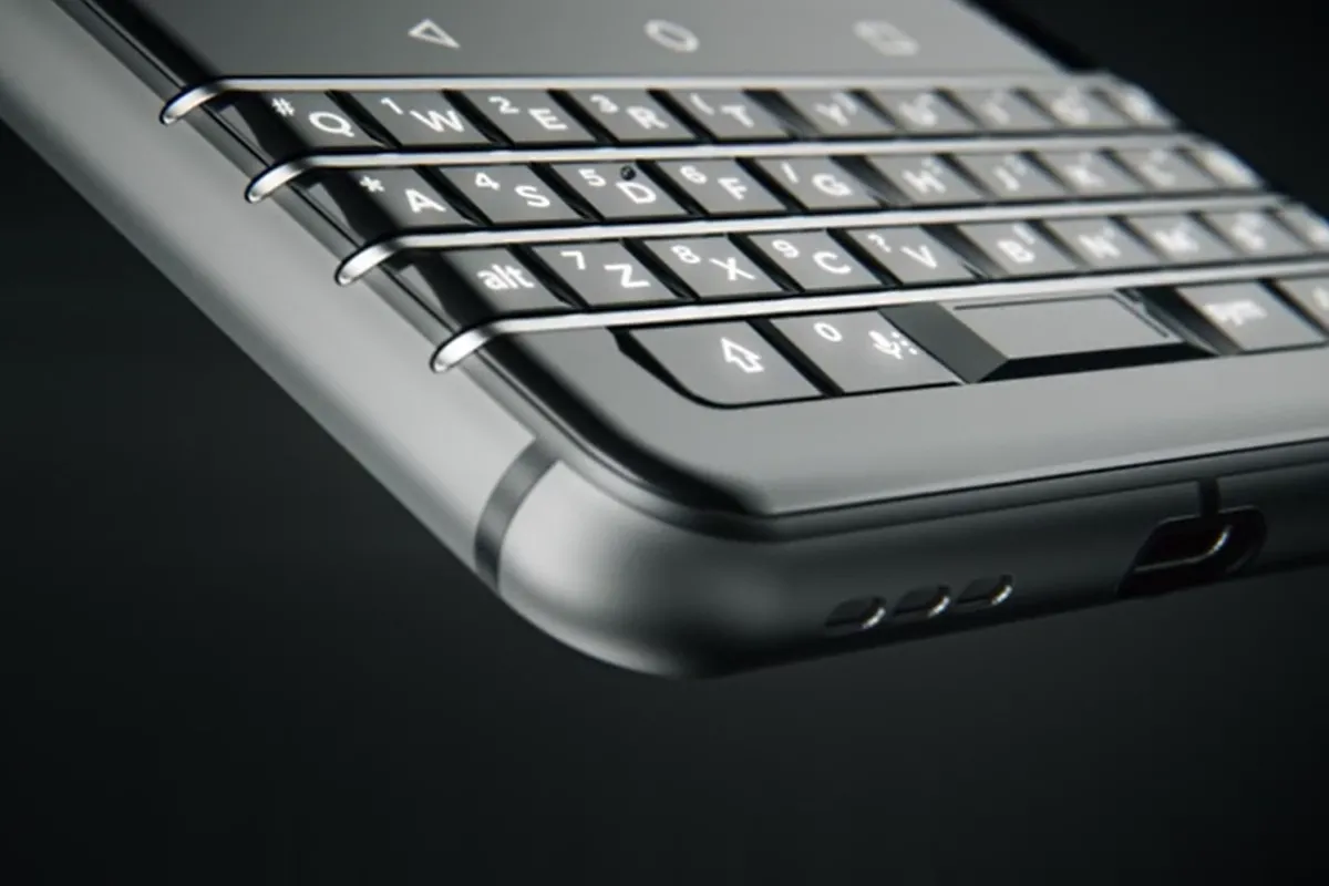 Cận cảnh bàn phím vật lý QWERTY đặc trưng trên một chiếc smartphone BlackBerry Mercury, biểu tượng của dòng điện thoại doanh nhân một thời.