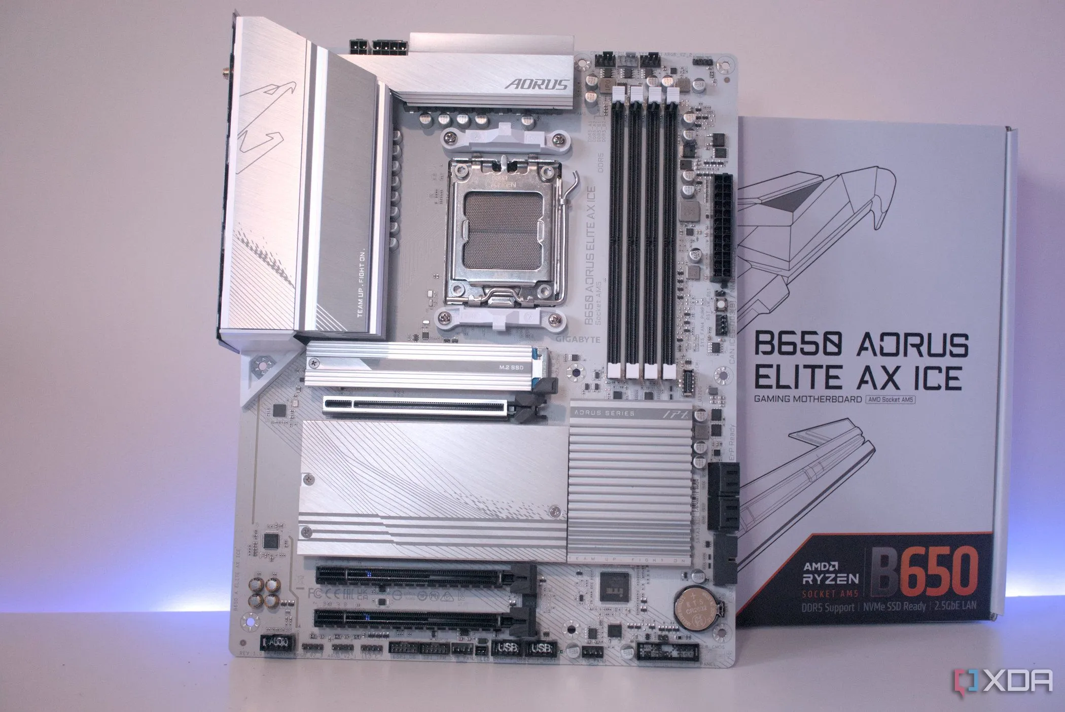 Cận cảnh bo mạch chủ Gigabyte B650 Aorus Elite AX Ice màu trắng, nổi bật với hệ thống tản nhiệt VRM và các khe cắm