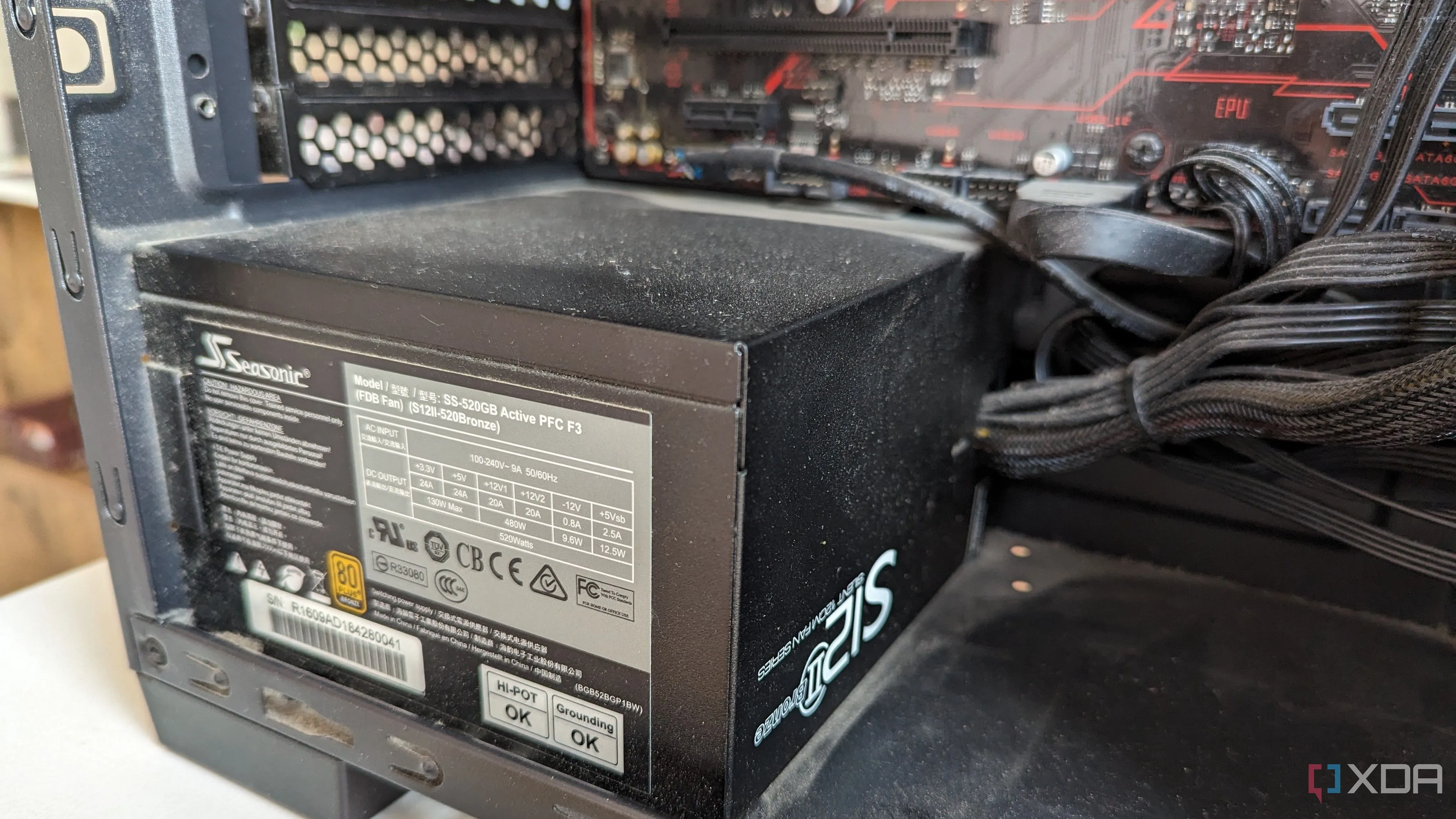 Cận cảnh bộ nguồn máy tính (PSU) chuẩn 80 Plus Bronze bên trong một chiếc PC gaming.