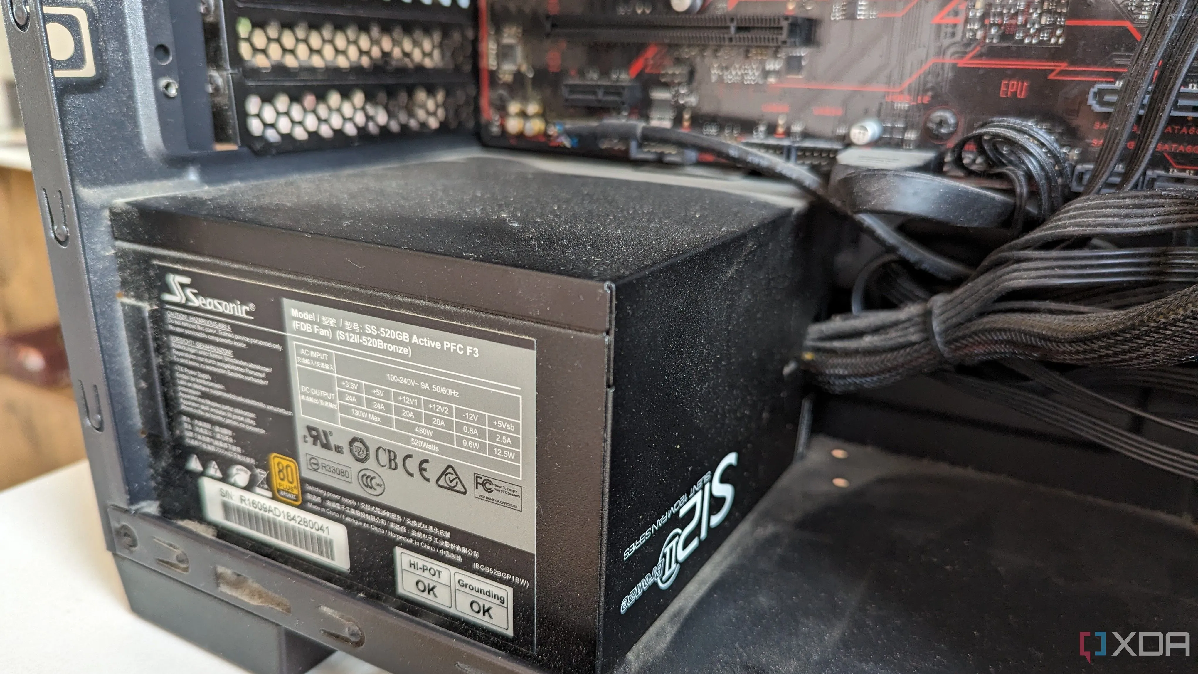 Cận cảnh bộ nguồn (PSU) được gắn bên trong một máy tính gaming