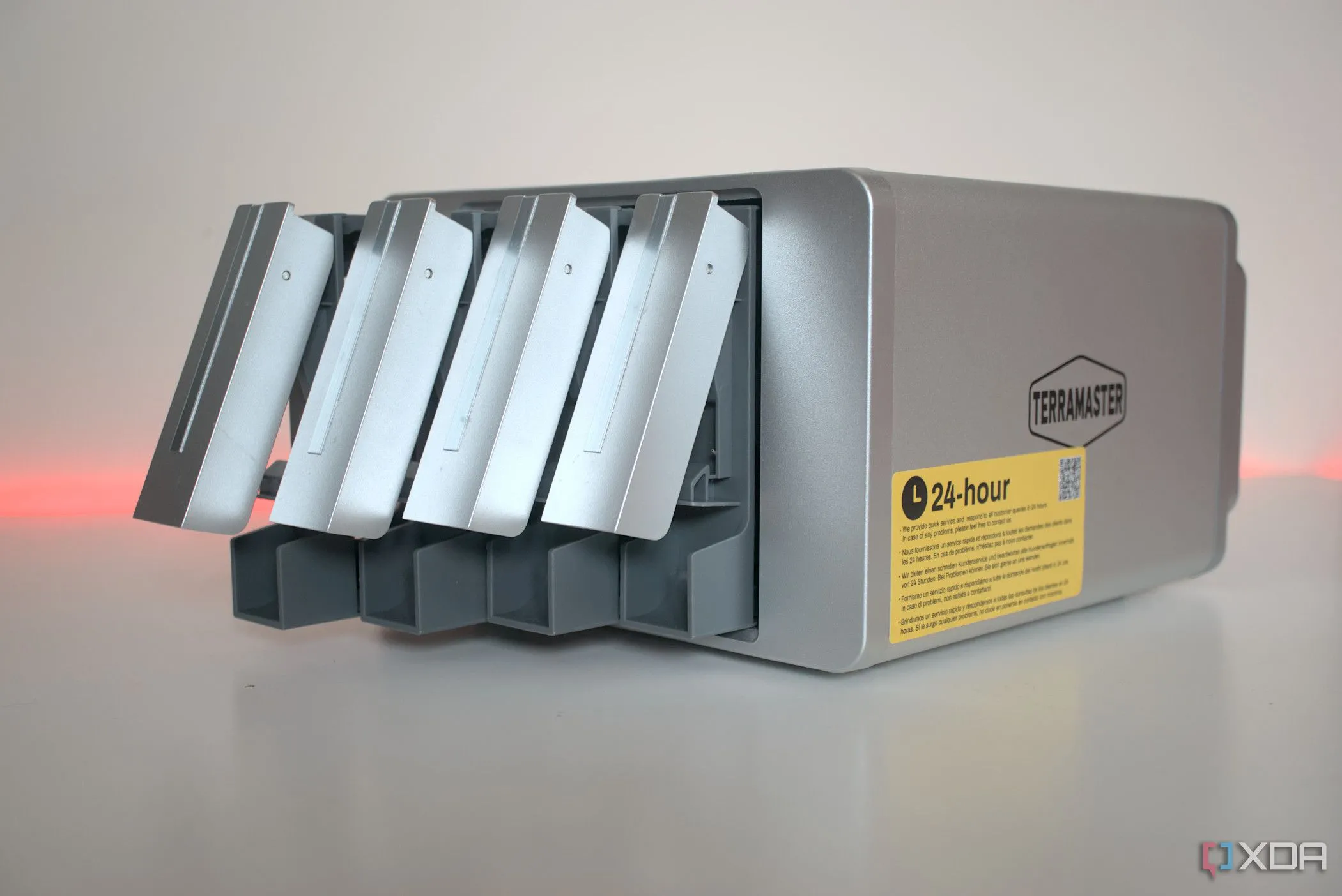 Cận cảnh các khay ổ đĩa của NAS TerraMaster F4-423, một thiết bị lưu trữ mạng lý tưởng cho các giải pháp sao lưu dữ liệu thay thế Active Backup for Business.