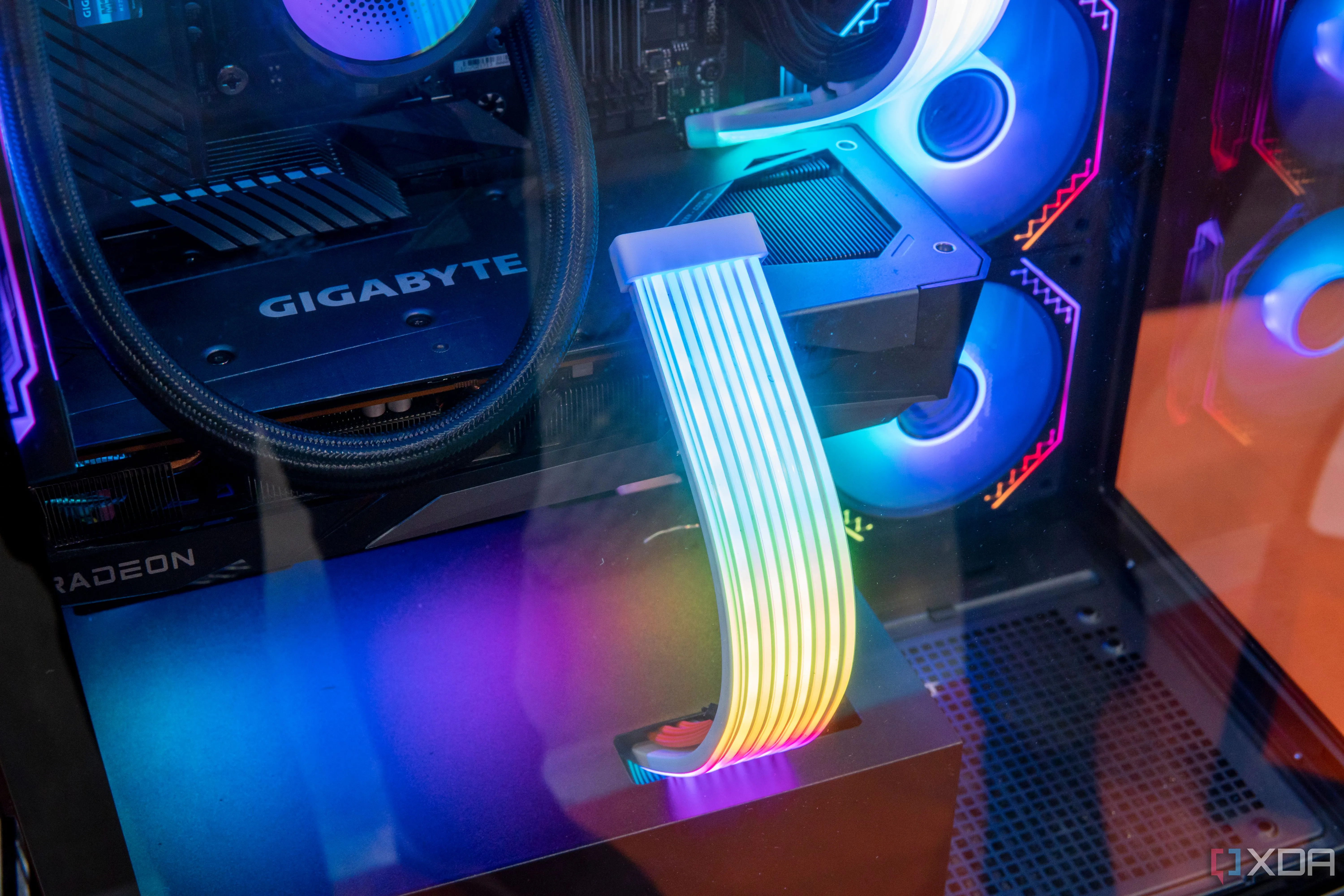 Cận cảnh cáp RGB của vỏ case Xigmatek Endorphin 9, minh họa khả năng tùy biến ánh sáng LED trong các bản dựng PC.