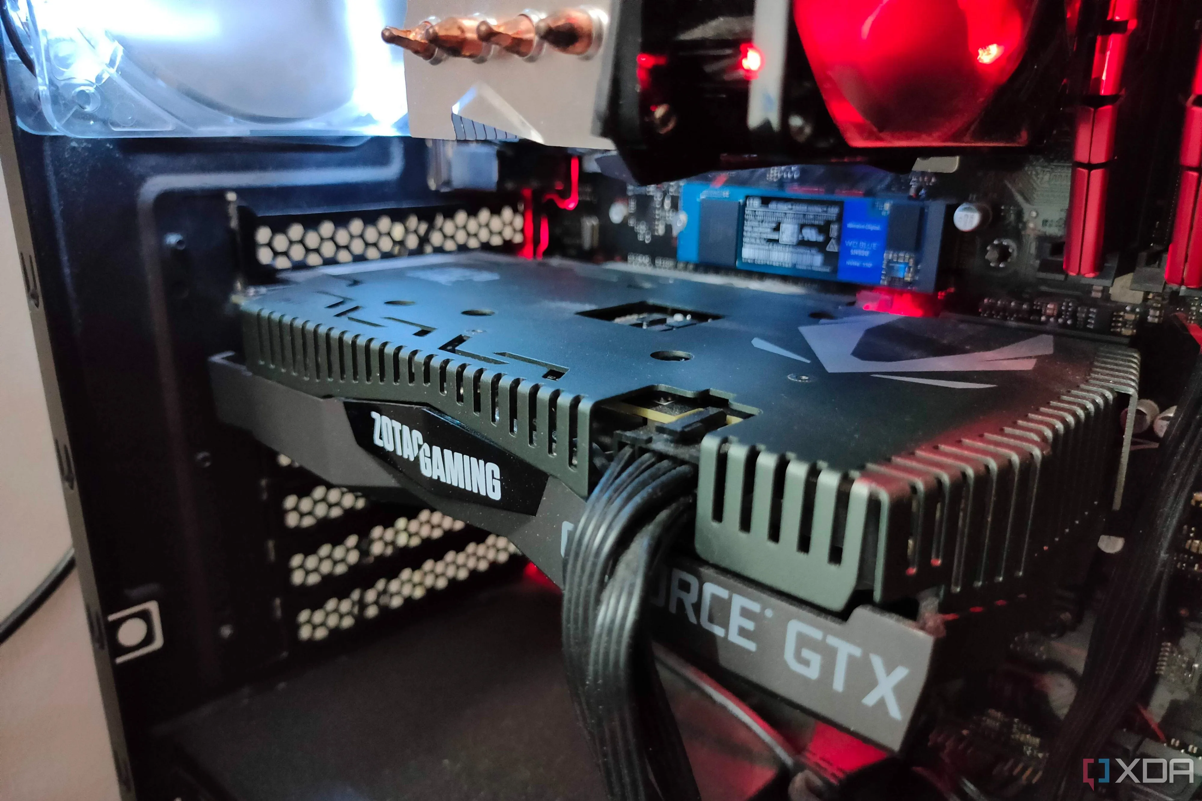 Cận cảnh card đồ họa GTX 1660 Ti bên trong một PC chơi game, đại diện cho các GPU phổ thông đang dần bị thay thế bởi APU