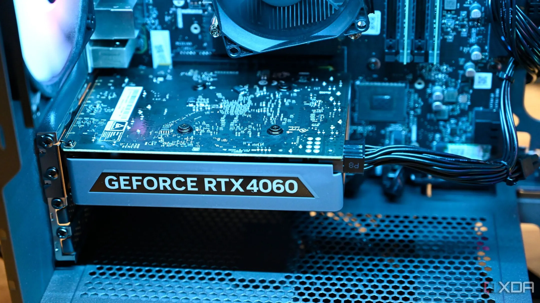 Cận cảnh card đồ họa Nvidia GeForce RTX 4060 8GB bên trong máy tính Lenovo Legion Tower 5i Gen 8, một ví dụ về GPU tầm trung có VRAM hạn chế.
