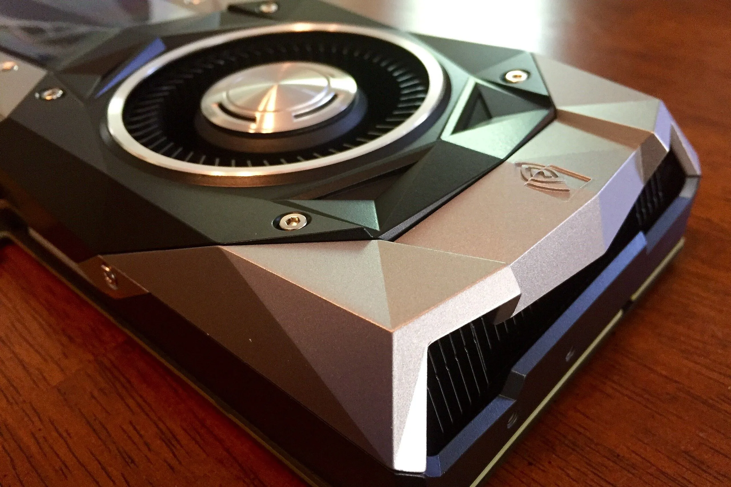 Cận cảnh card đồ họa Nvidia GTX 1080 Ti phiên bản Founder's Edition, một trong những GPU huyền thoại