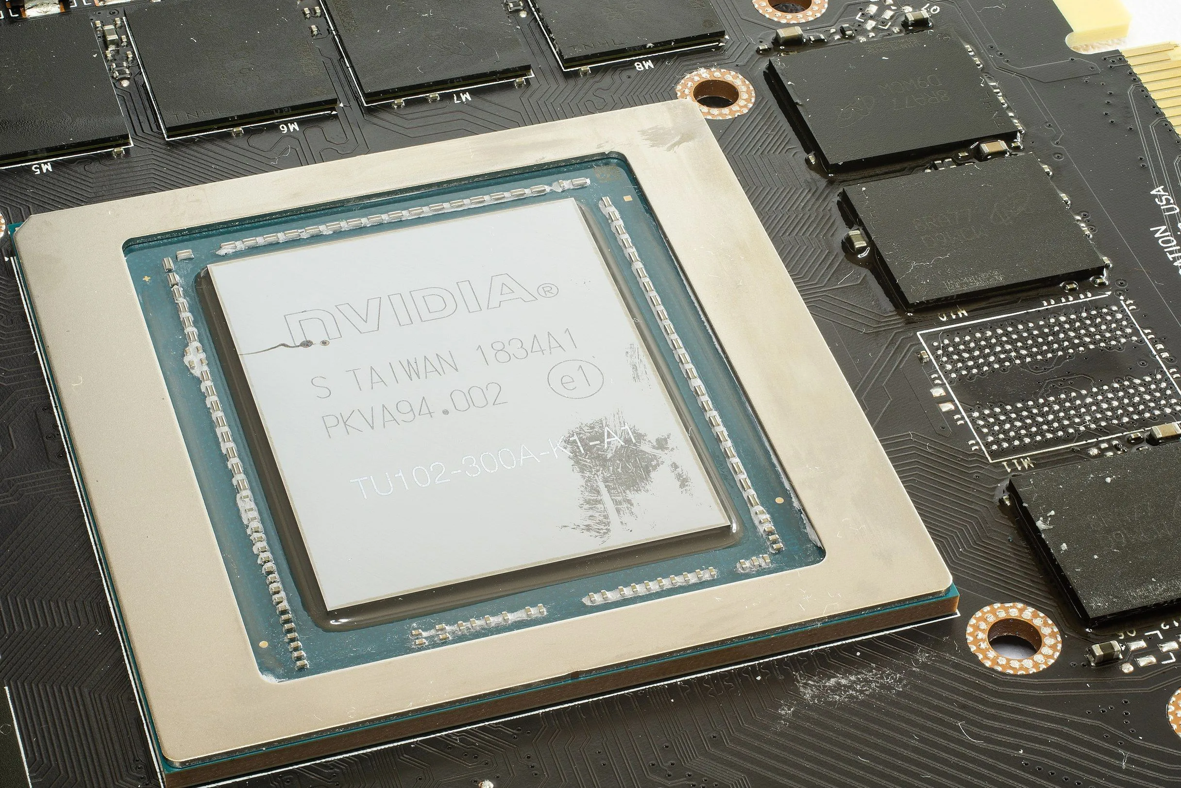 Cận cảnh chip GPU và các chip VRAM trên bo mạch, minh họa cấu trúc bộ nhớ của card đồ họa RTX 5060.