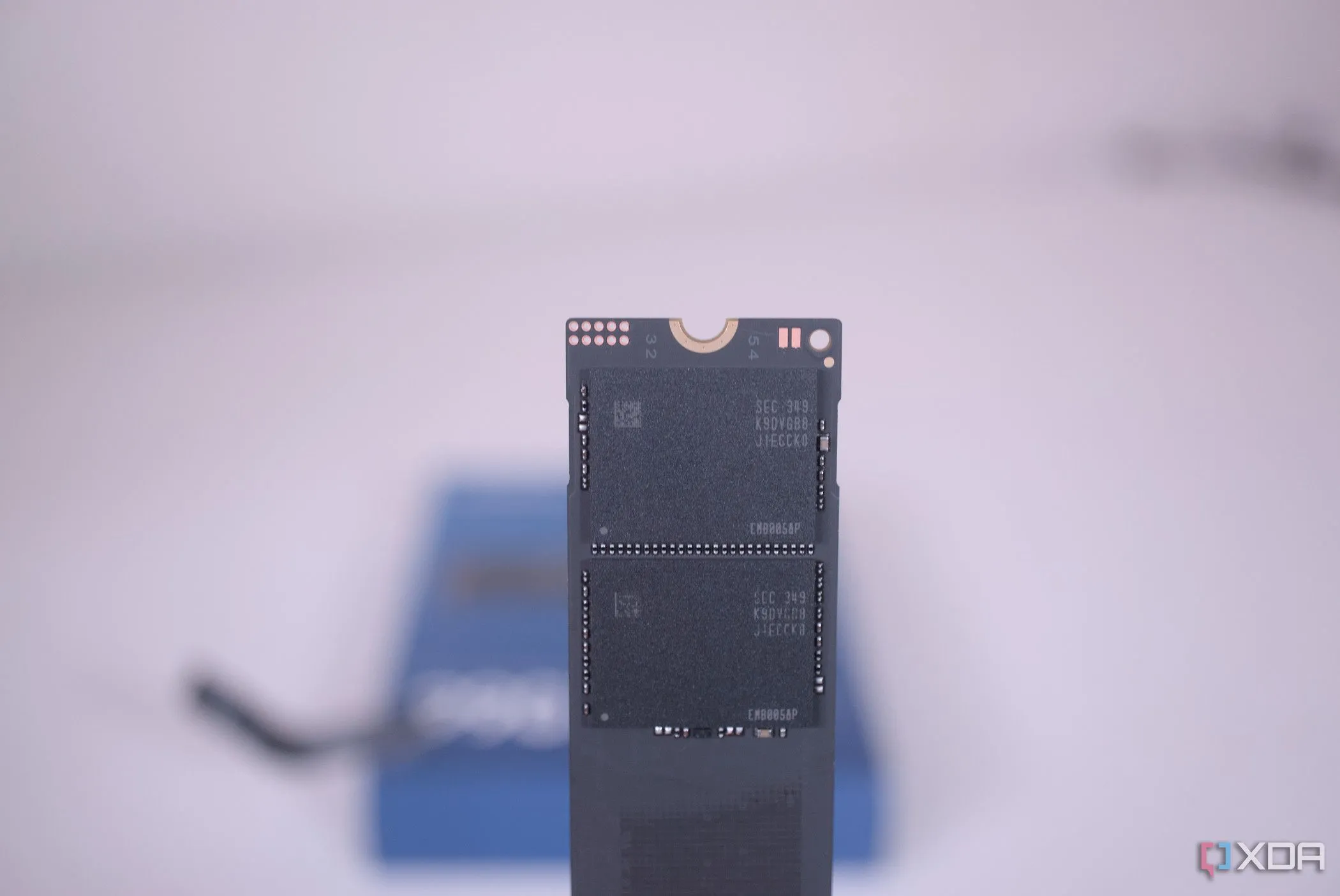 Cận cảnh chip NAND của ổ cứng SSD Samsung 990 Evo, thể hiện cấu tạo bên trong.