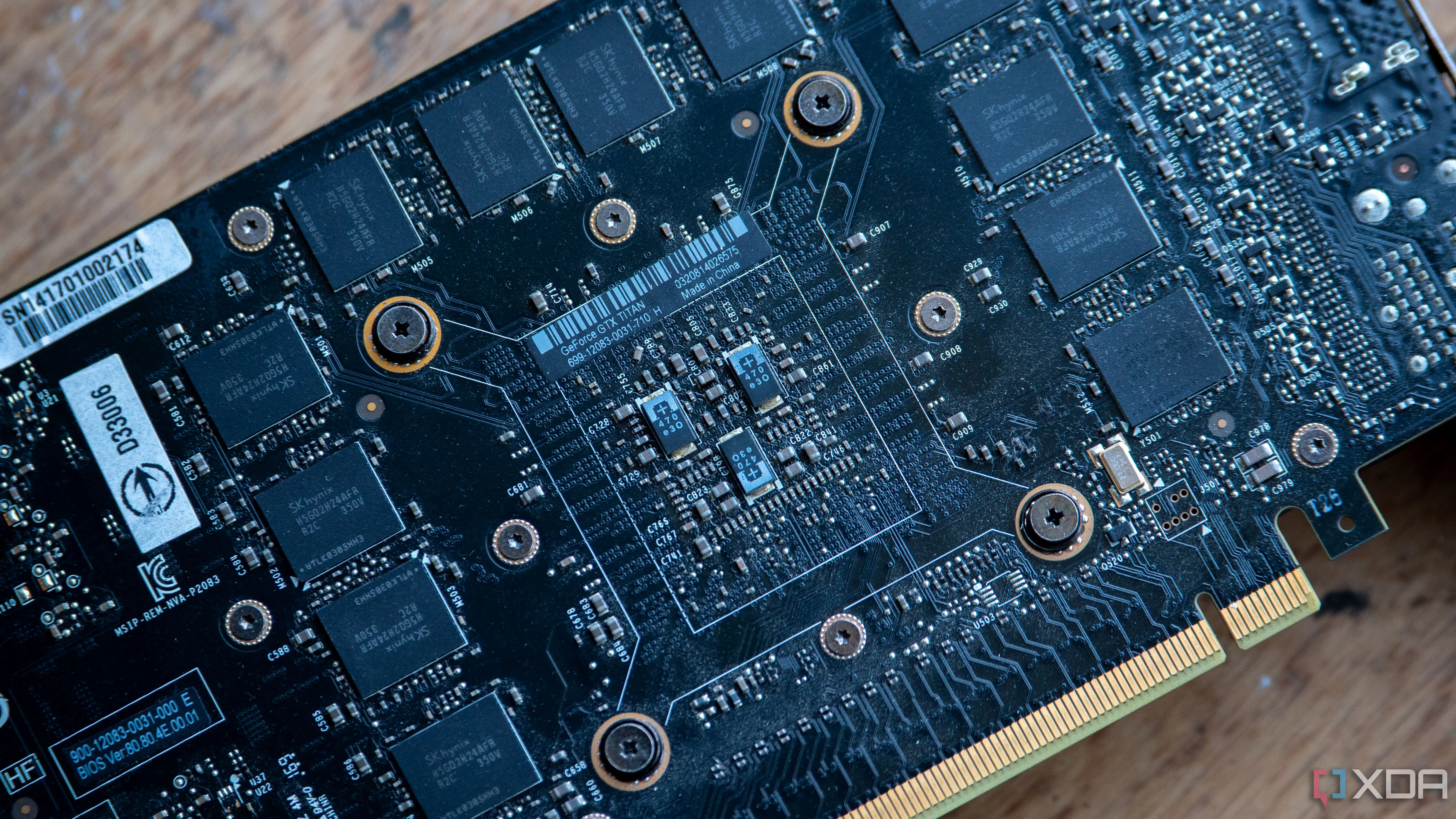 Cận cảnh chip nhớ (memory chips) trên mặt sau của card đồ họa Nvidia GeForce GTX Titan nguyên bản năm 2013, minh chứng cho thiết kế phần cứng tiên tiến.