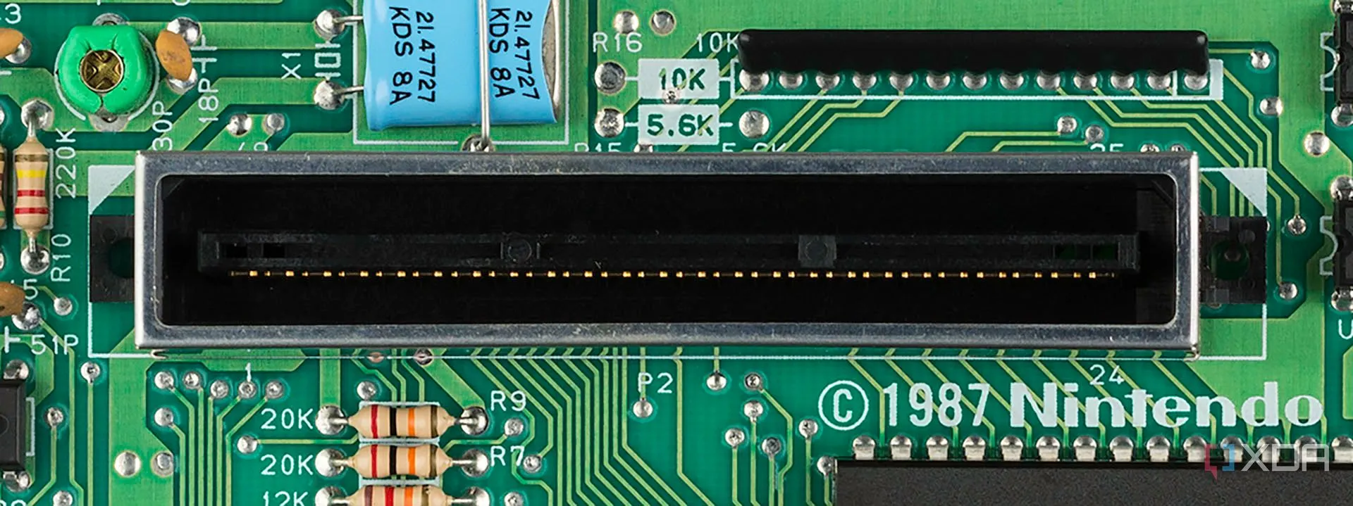 Cận cảnh cổng kết nối cartridge 72 chân trên bo mạch chủ NES, điểm giao tiếp giữa console và game
