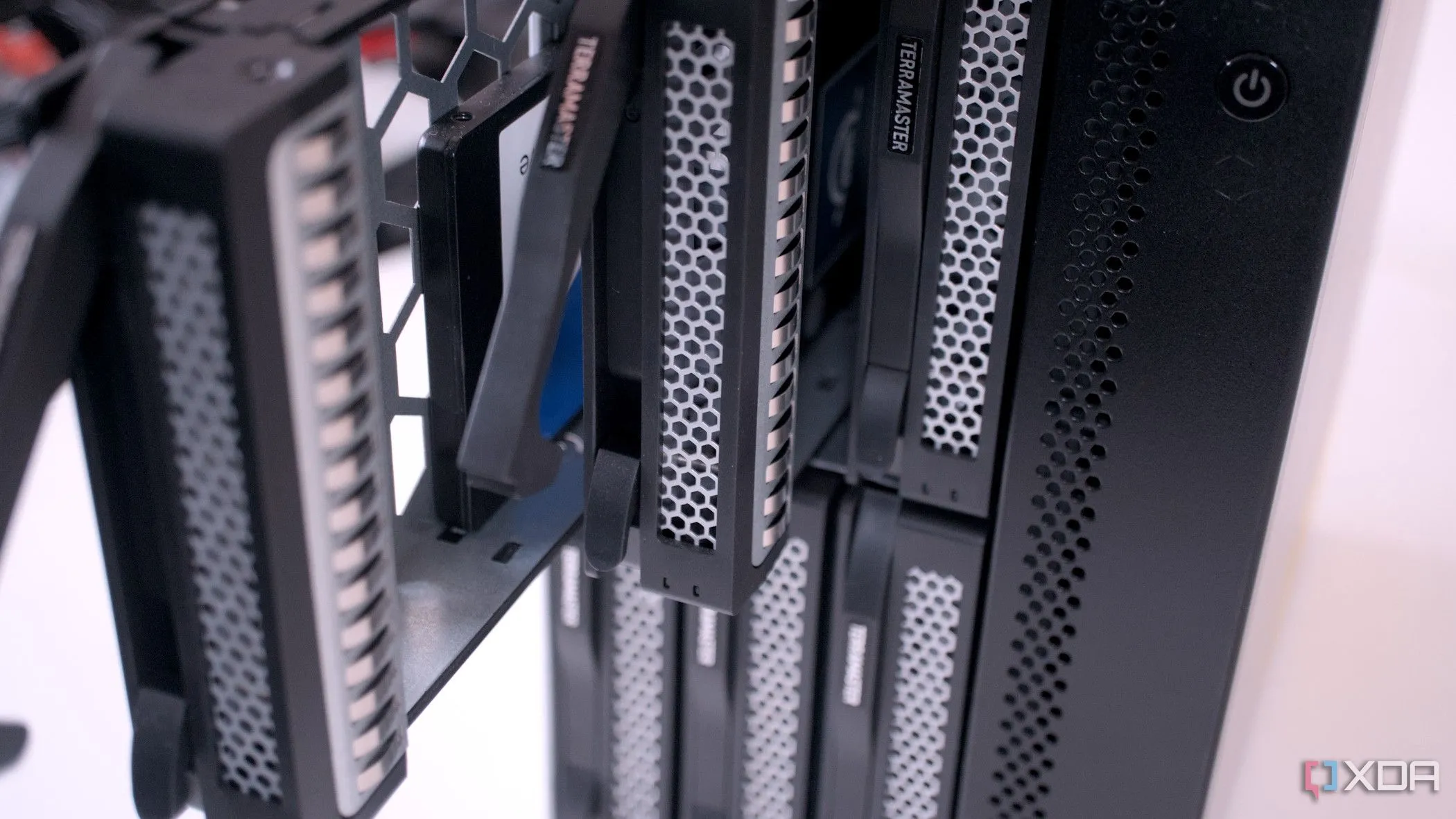 Cận cảnh khay ổ đĩa của NAS TerraMaster T6-423, biểu thị thiết bị lưu trữ trong hệ thống tự host.
