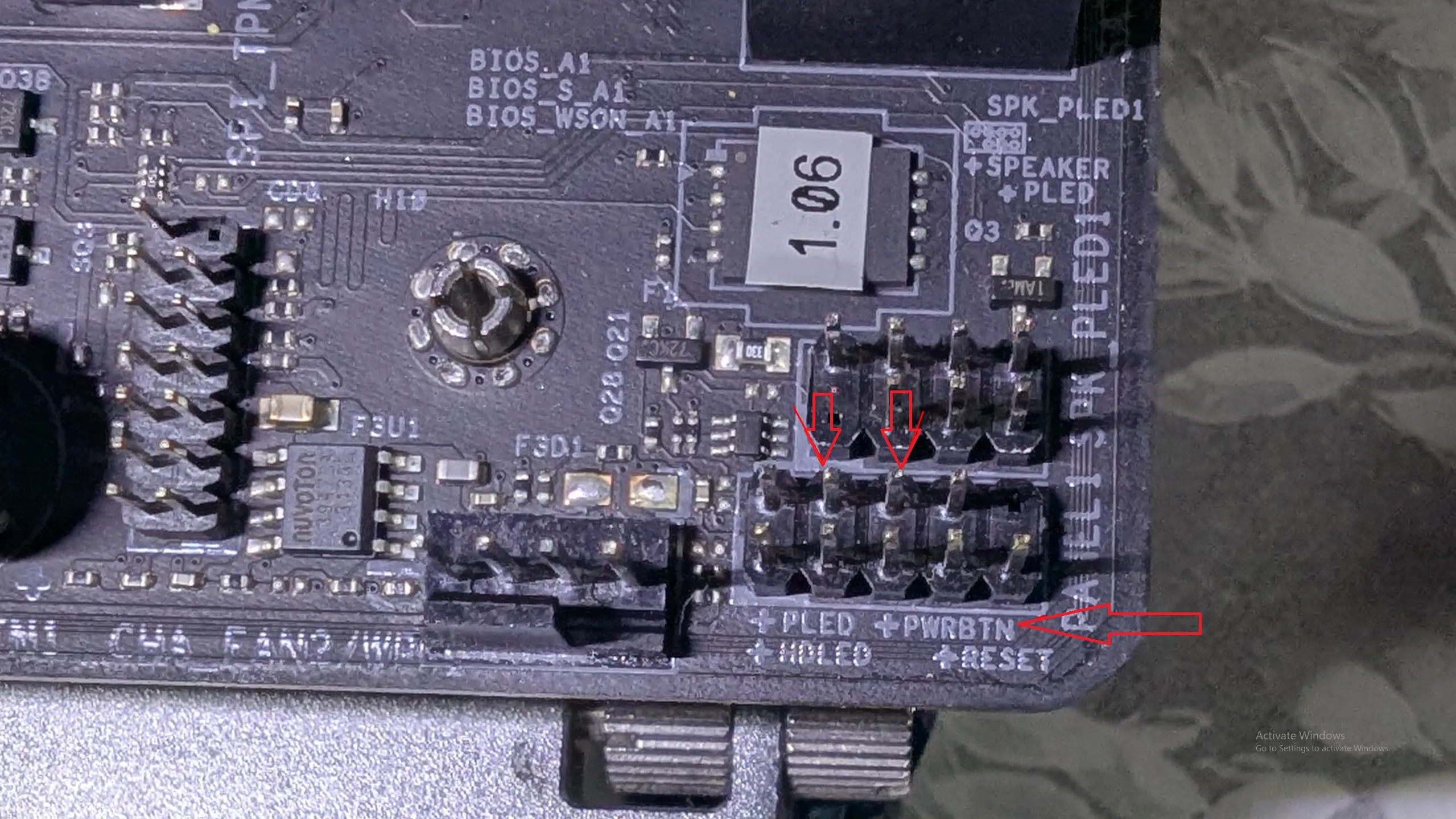 Cận cảnh khu vực System Panel Header trên bo mạch chủ, minh họa các chân PWRBTN và GND đã được ngắt kết nối