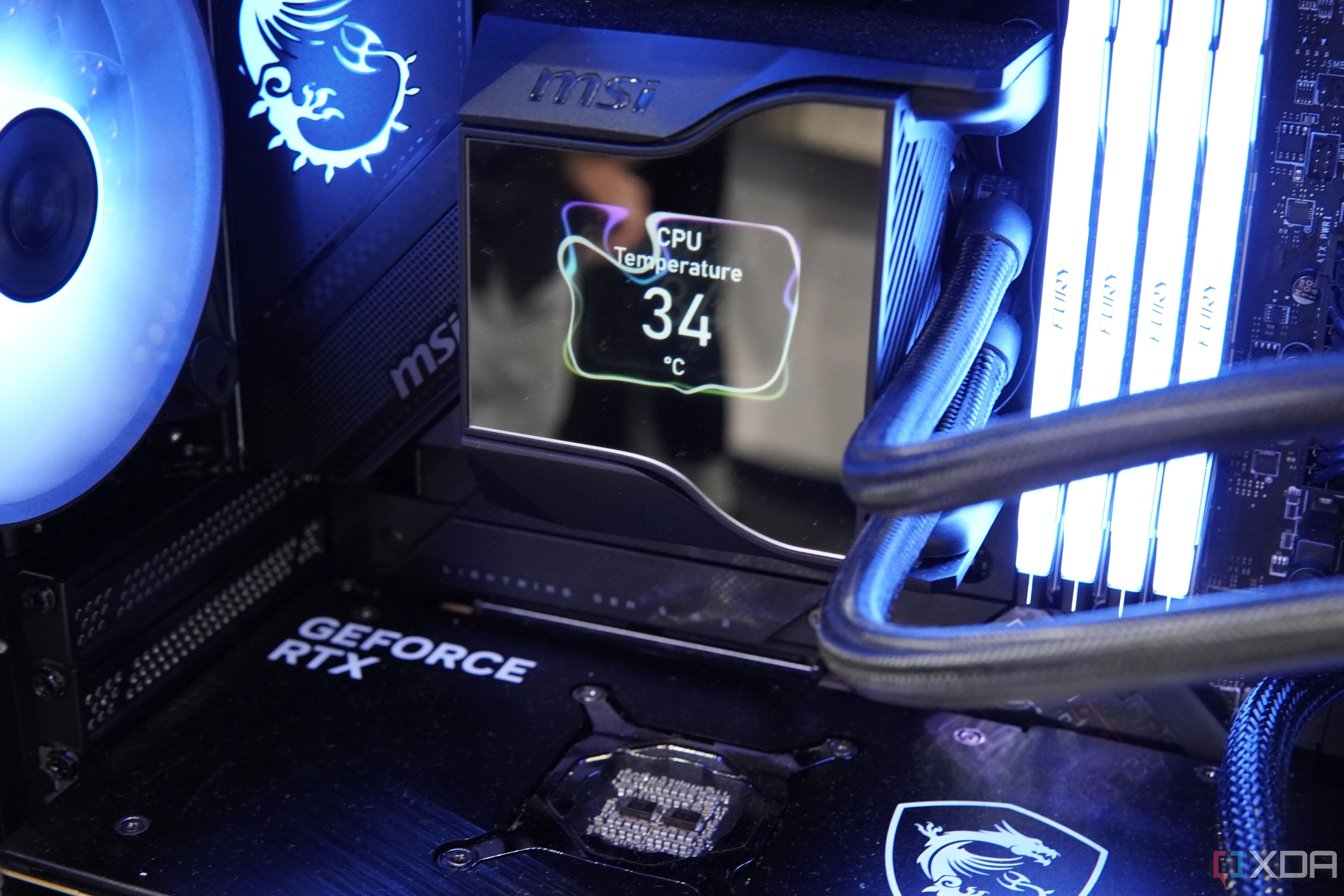 Cận cảnh màn hình hiển thị trên khối tản nhiệt nước CPU của MSI