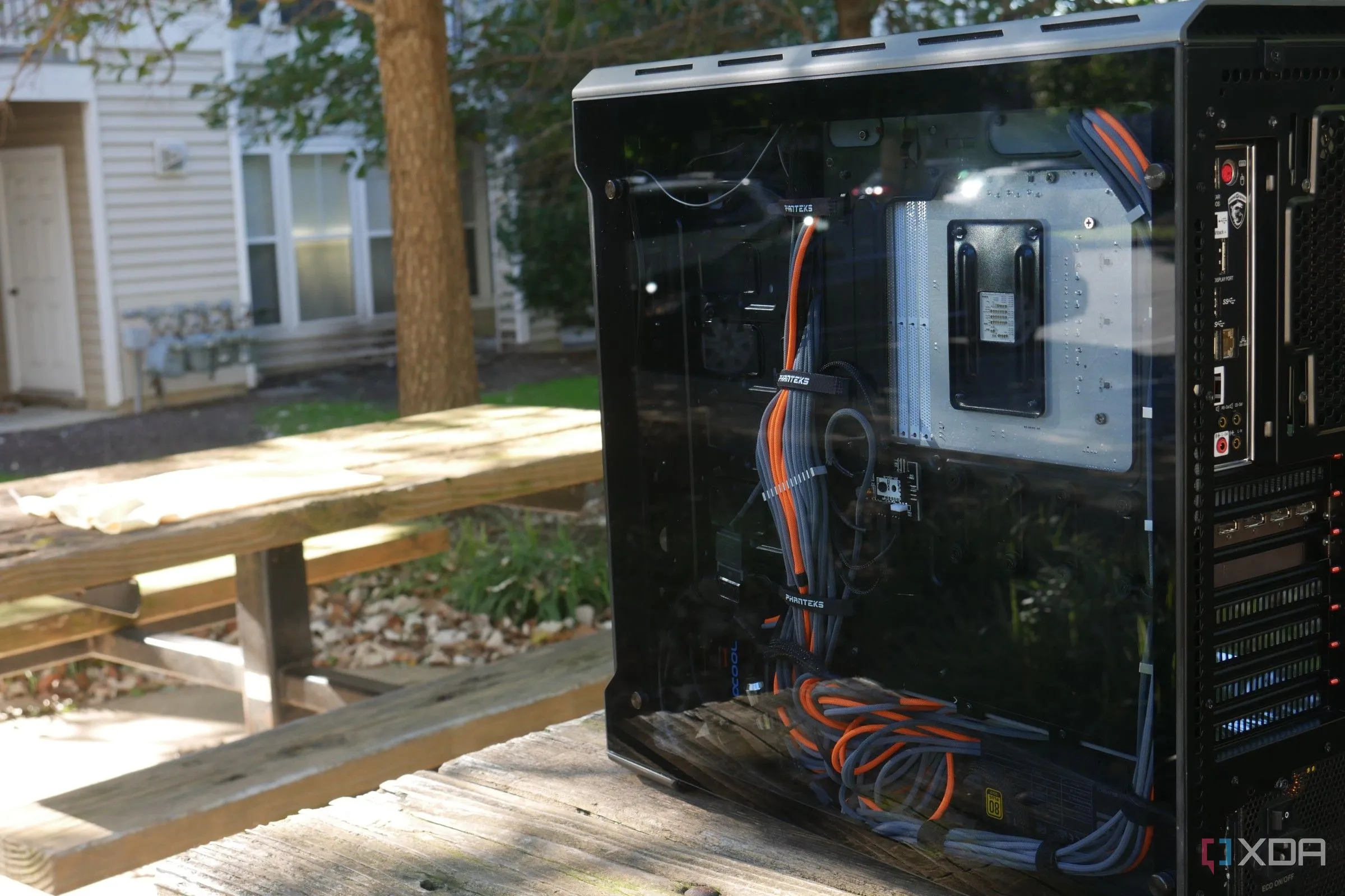 Cận cảnh mặt sau của một thùng máy Phanteks Evolv với hệ thống dây cáp tùy chỉnh, cho thấy tiềm năng biến PC cũ thành home server tùy biến.