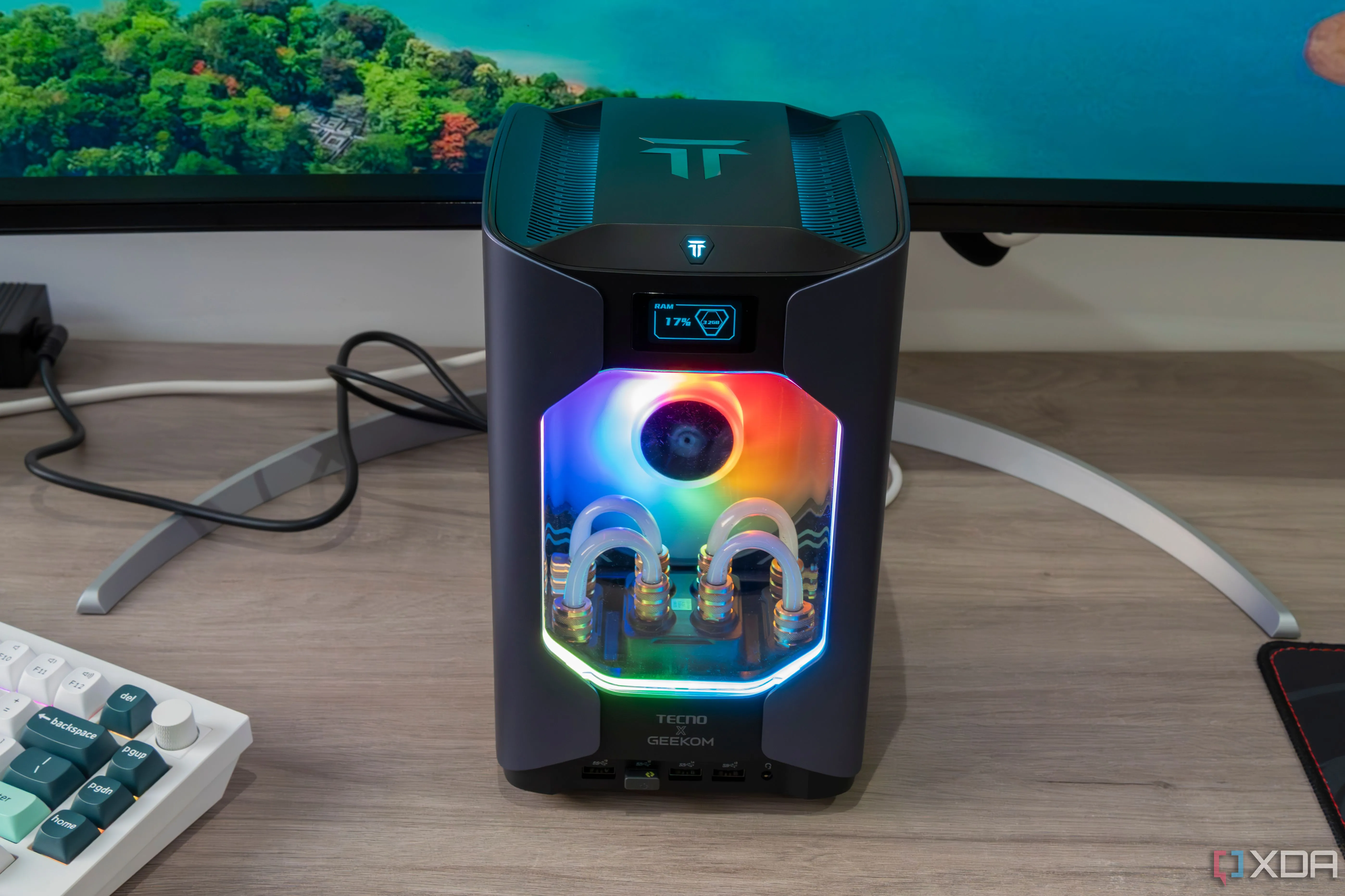 Cận cảnh mặt trước của máy tính mini Geekom Megamini G1 với thiết kế hiện đại