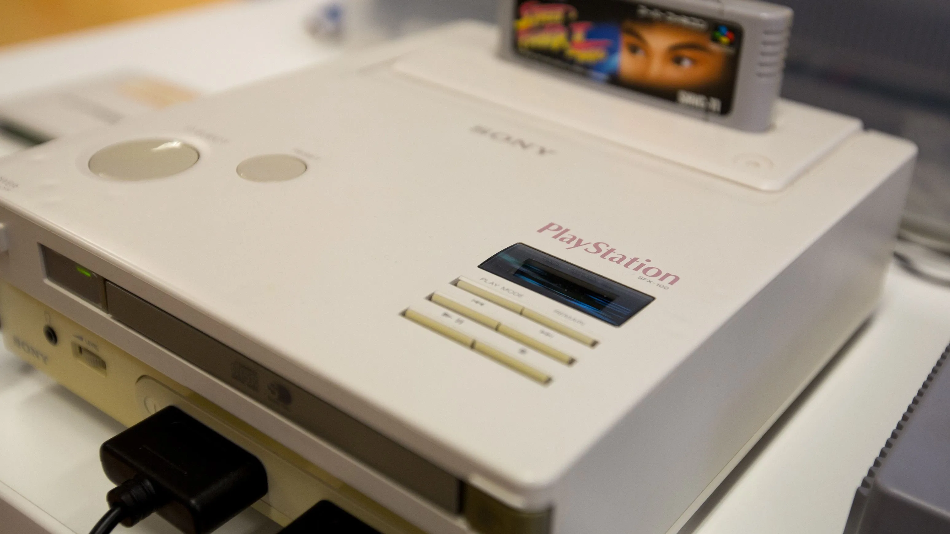 Cận cảnh máy chơi game Nintendo PlayStation prototype với logo Nintendo và PlayStation