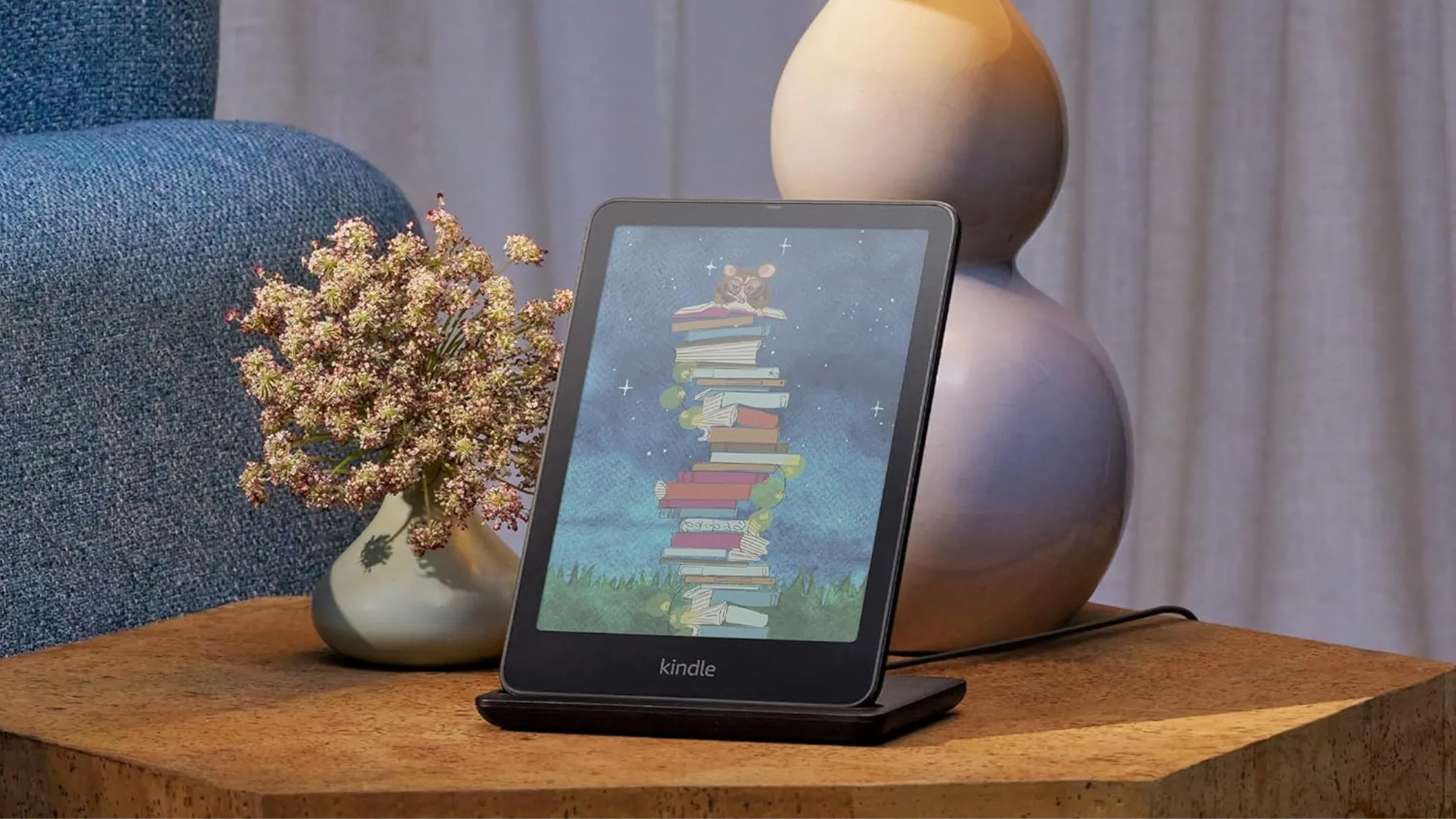 Cận cảnh máy đọc sách Kindle Colorsoft Signature Edition trên bàn