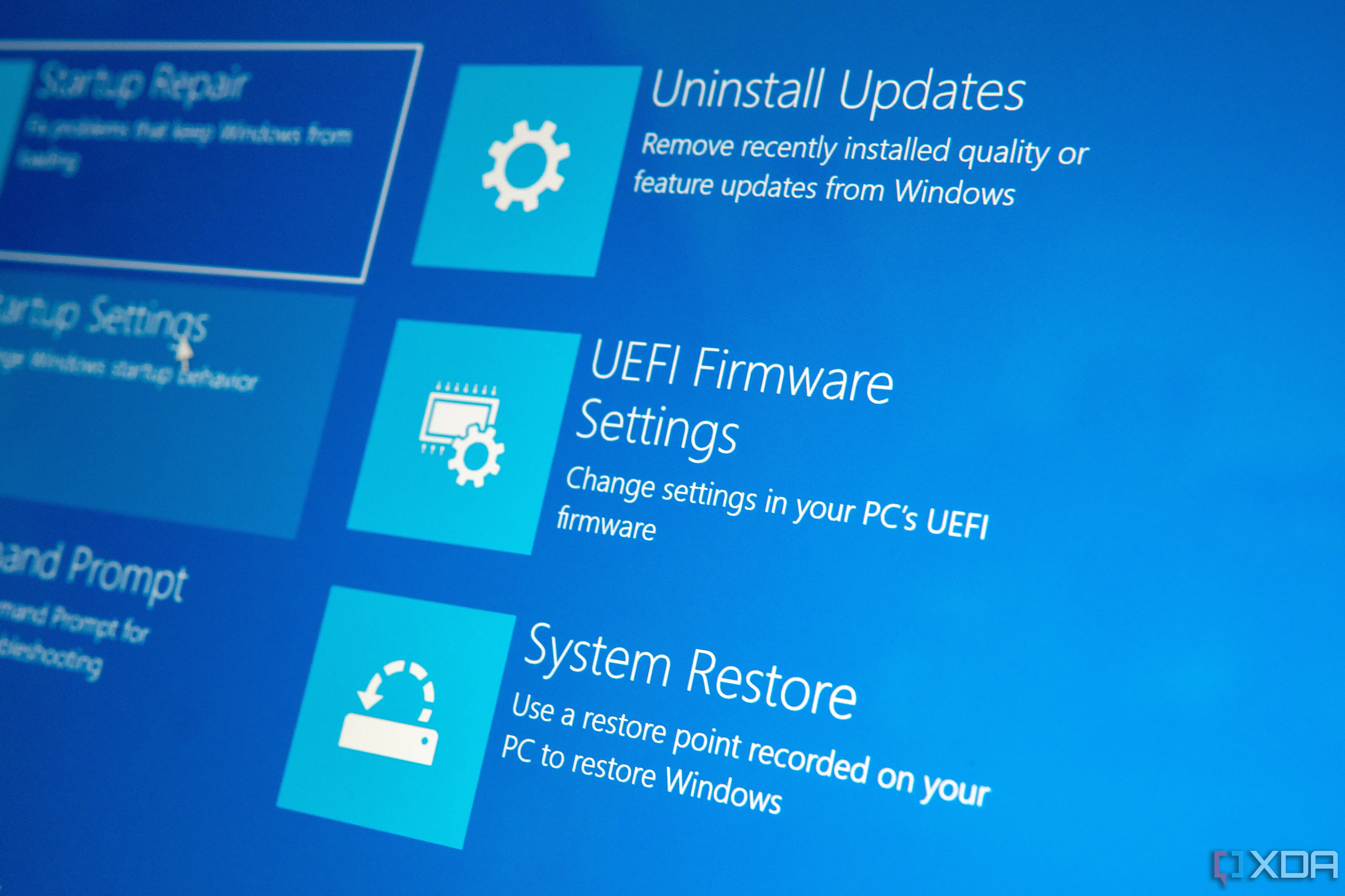 Cận cảnh môi trường phục hồi Windows (Windows Recovery Environment) với tùy chọn UEFI Firmware Settings, minh họa cho việc tạo USB phục hồi hệ thống