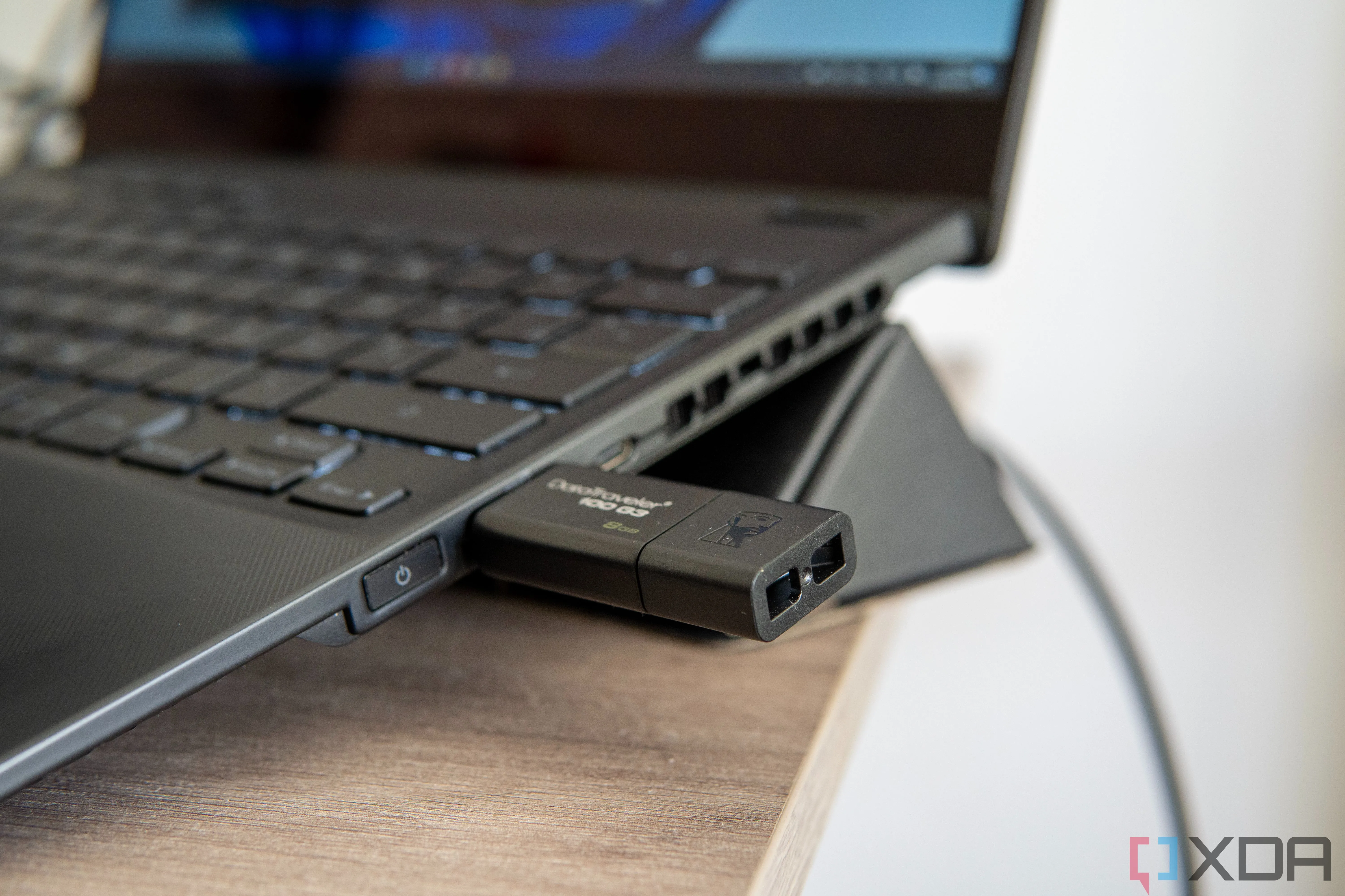 Cận cảnh một chiếc USB flash drive đang được cắm vào laptop chạy Windows 11, sẵn sàng cho việc cài đặt phần mềm di động hoặc công cụ diệt virus