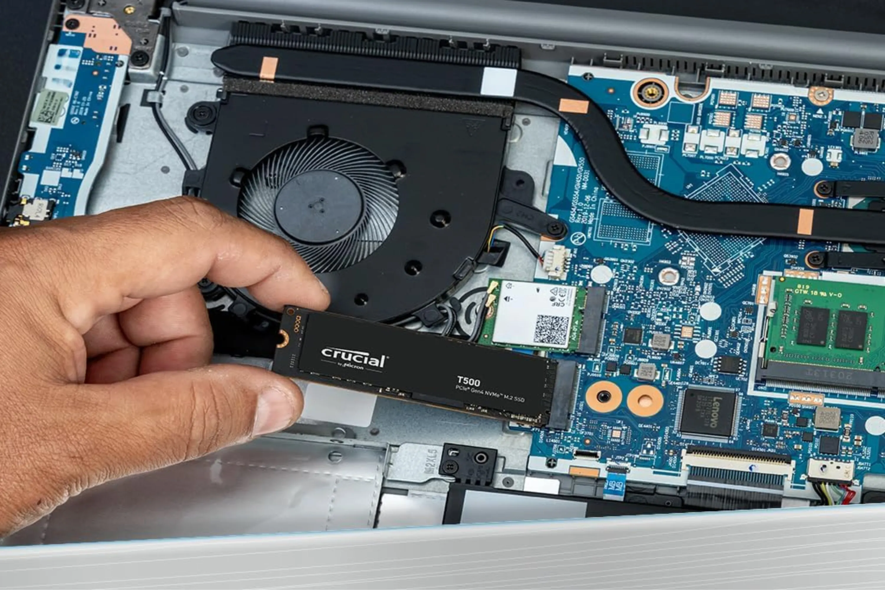 Cận cảnh một ổ SSD NVMe M.2 được gắn vào bo mạch chủ