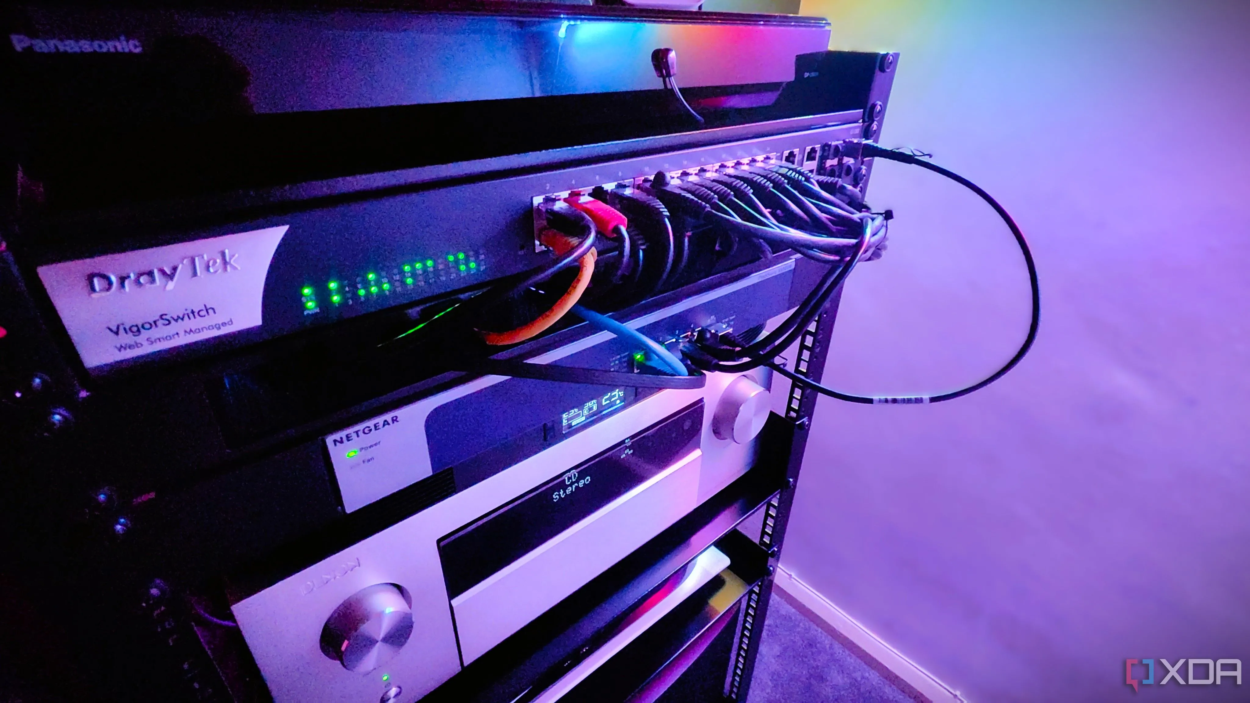 Cận cảnh nhiều switch mạng trong tủ rack